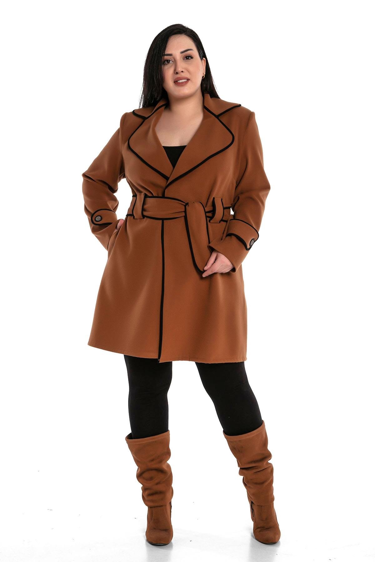 TEK KALANLARBüyük Beden Mono Yaka Biye Detaylı Yandan Cepli Kuşaklı Astarsız Kahverengi KabanDISENTIS MODESTBüyük Beden Mono Yaka Biye Detaylı Yandan Cepli Kuşaklı Astarsız Kahverengi Kaban