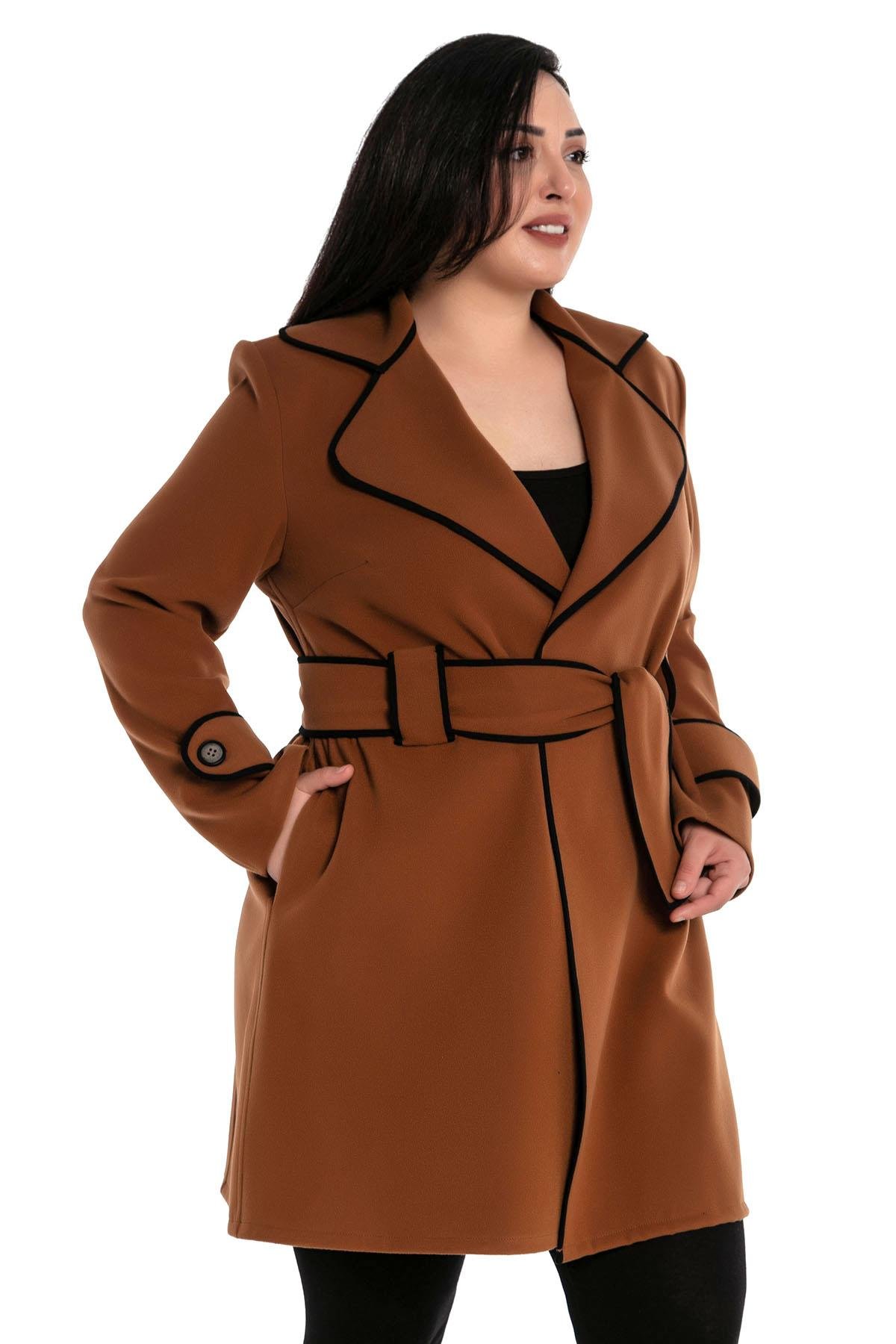 TEK KALANLARBüyük Beden Mono Yaka Biye Detaylı Yandan Cepli Kuşaklı Astarsız Kahverengi KabanDISENTIS MODESTBüyük Beden Mono Yaka Biye Detaylı Yandan Cepli Kuşaklı Astarsız Kahverengi Kaban