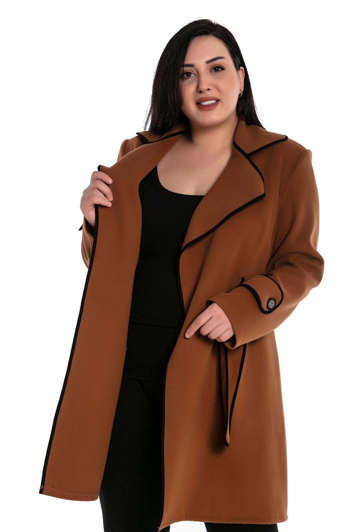 TEK KALANLARBüyük Beden Mono Yaka Biye Detaylı Yandan Cepli Kuşaklı Astarsız Kahverengi KabanDISENTIS MODESTBüyük Beden Mono Yaka Biye Detaylı Yandan Cepli Kuşaklı Astarsız Kahverengi Kaban