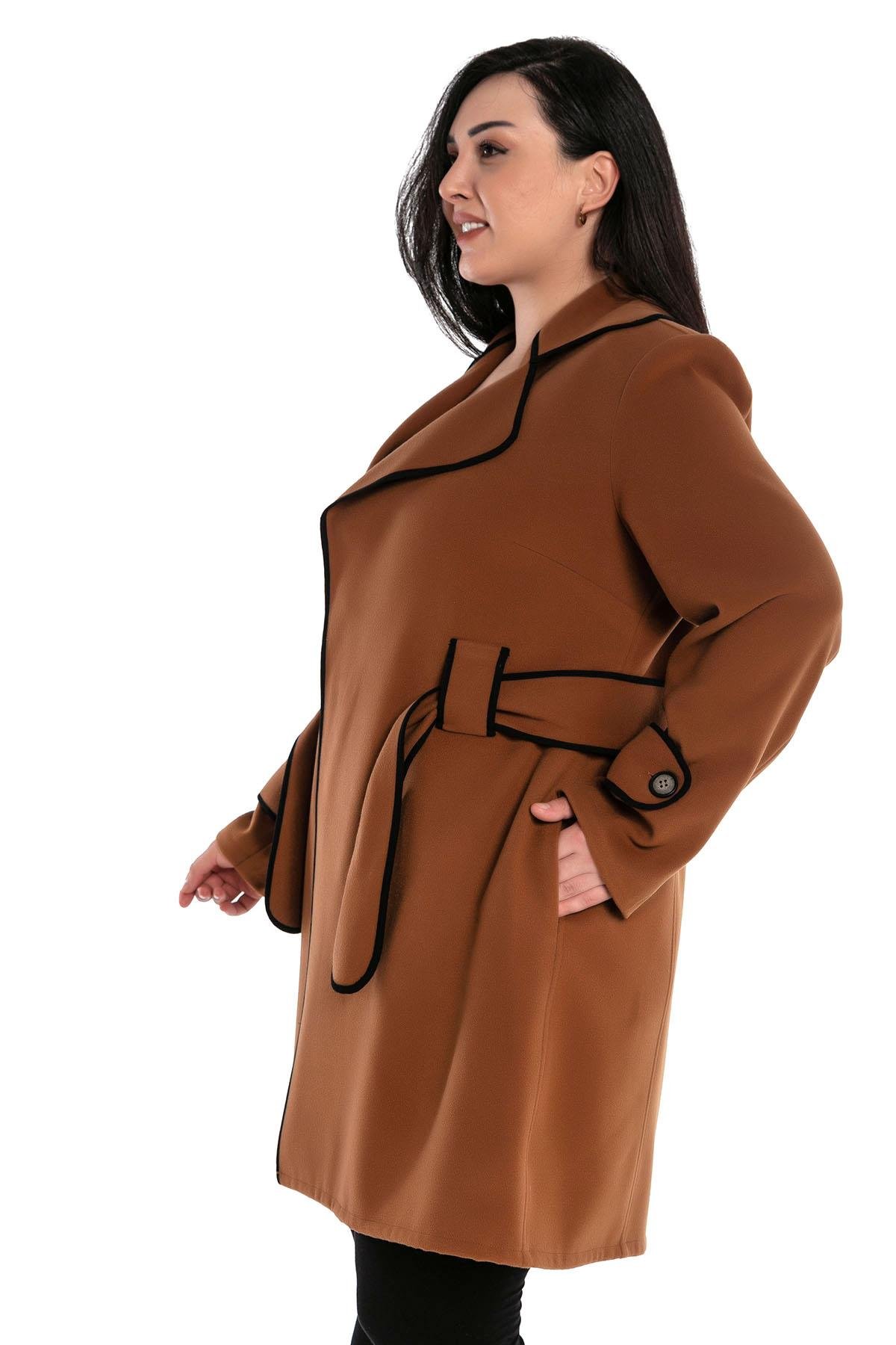 TEK KALANLARBüyük Beden Mono Yaka Biye Detaylı Yandan Cepli Kuşaklı Astarsız Kahverengi KabanDISENTIS MODESTBüyük Beden Mono Yaka Biye Detaylı Yandan Cepli Kuşaklı Astarsız Kahverengi Kaban