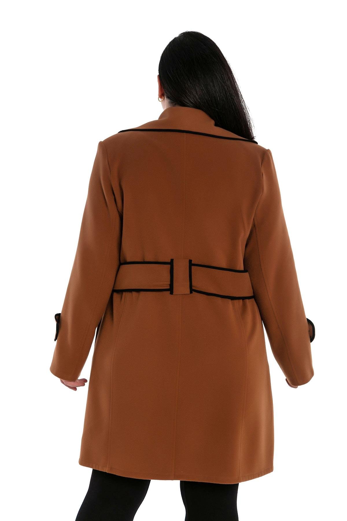 TEK KALANLARBüyük Beden Mono Yaka Biye Detaylı Yandan Cepli Kuşaklı Astarsız Kahverengi KabanDISENTIS MODESTBüyük Beden Mono Yaka Biye Detaylı Yandan Cepli Kuşaklı Astarsız Kahverengi Kaban