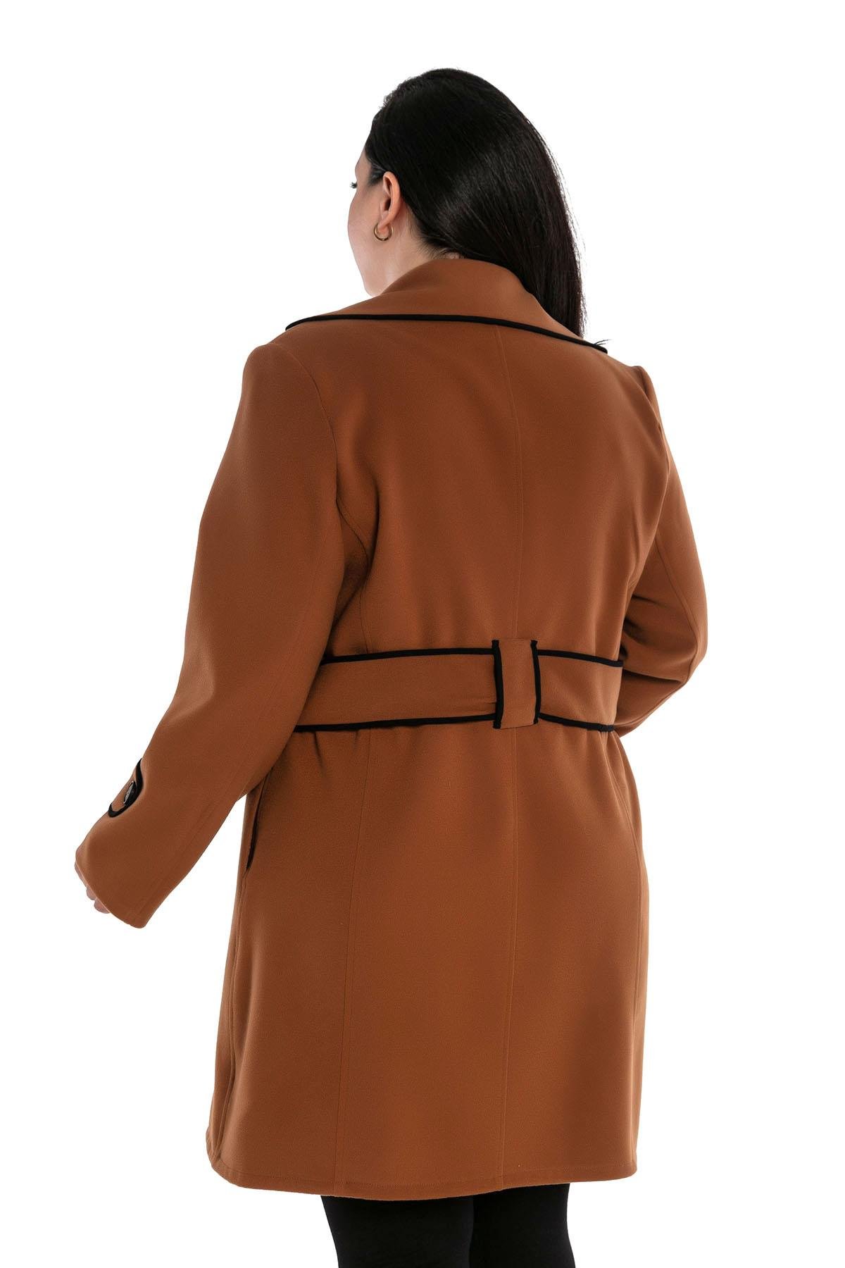 TEK KALANLARBüyük Beden Mono Yaka Biye Detaylı Yandan Cepli Kuşaklı Astarsız Kahverengi KabanDISENTIS MODESTBüyük Beden Mono Yaka Biye Detaylı Yandan Cepli Kuşaklı Astarsız Kahverengi Kaban