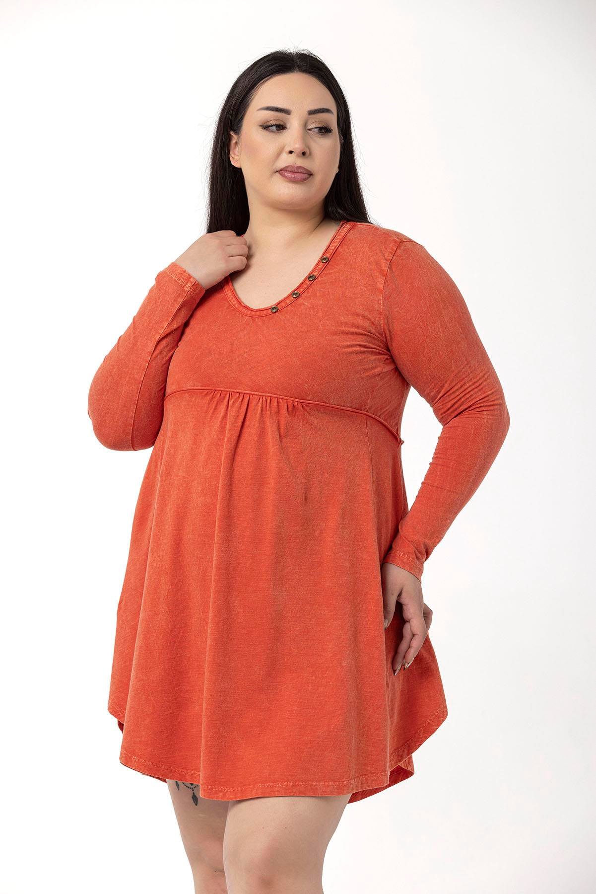 TEK KALANLARBüyük Beden Oval Kesim Yakası Düğme Süslü Uzun Kollu Mini Penye Turuncu ElbiseDISENTIS MODESTBüyük Beden Oval Kesim Yakası Düğme Süslü Uzun Kollu Mini Penye Turuncu Elbise
