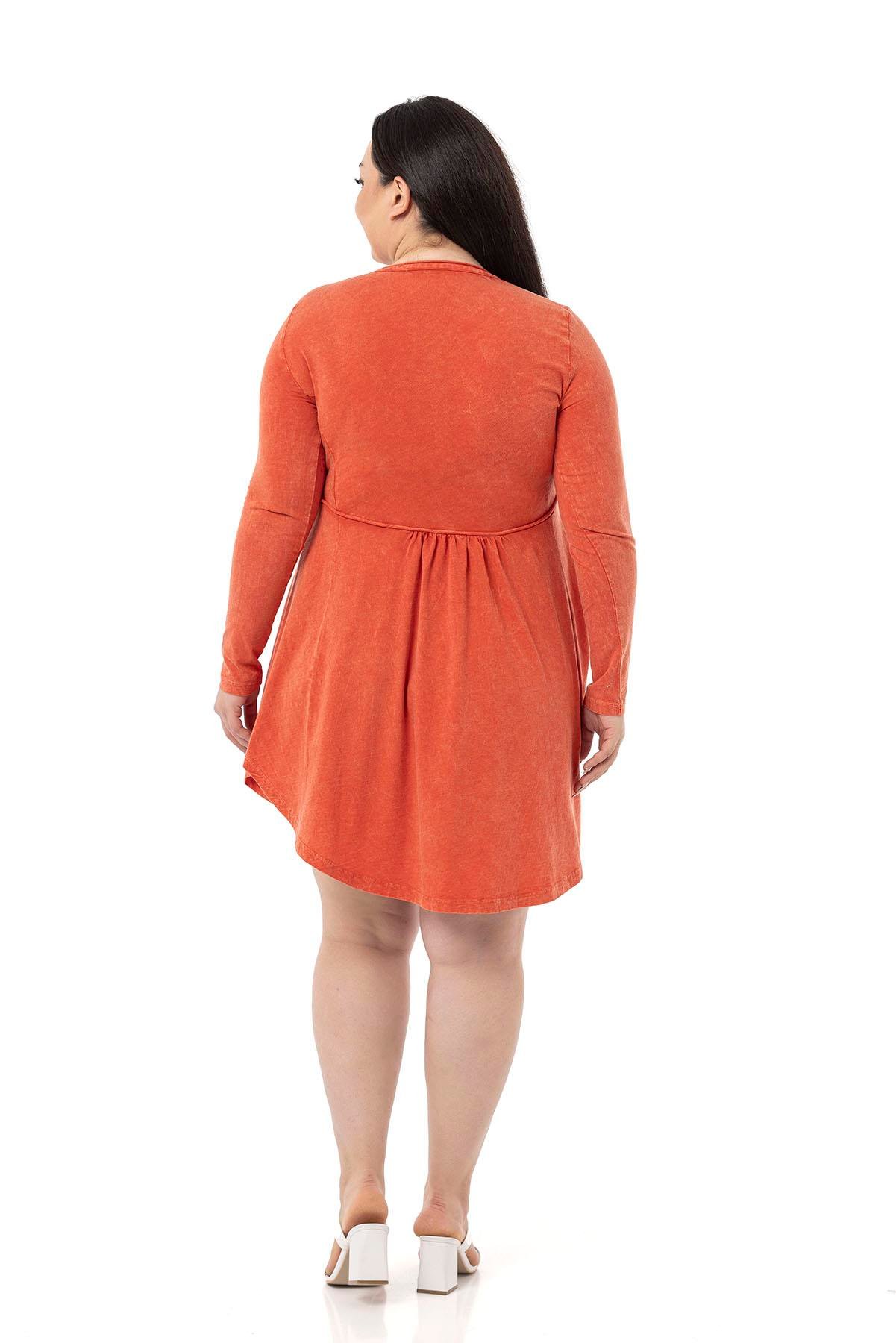 TEK KALANLARBüyük Beden Oval Kesim Yakası Düğme Süslü Uzun Kollu Mini Penye Turuncu ElbiseDISENTIS MODESTBüyük Beden Oval Kesim Yakası Düğme Süslü Uzun Kollu Mini Penye Turuncu Elbise