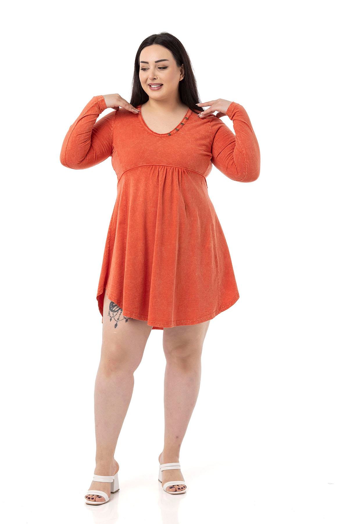 TEK KALANLARBüyük Beden Oval Kesim Yakası Düğme Süslü Uzun Kollu Mini Penye Turuncu ElbiseDISENTIS MODESTBüyük Beden Oval Kesim Yakası Düğme Süslü Uzun Kollu Mini Penye Turuncu Elbise