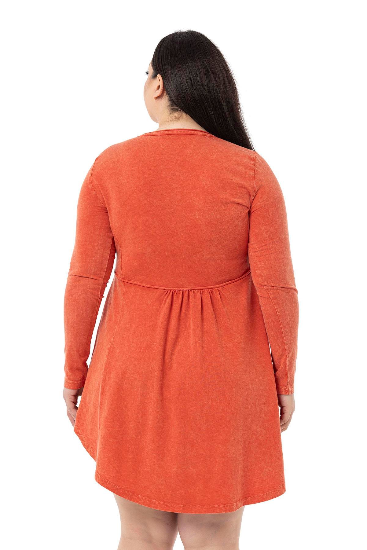 TEK KALANLARBüyük Beden Oval Kesim Yakası Düğme Süslü Uzun Kollu Mini Penye Turuncu ElbiseDISENTIS MODESTBüyük Beden Oval Kesim Yakası Düğme Süslü Uzun Kollu Mini Penye Turuncu Elbise