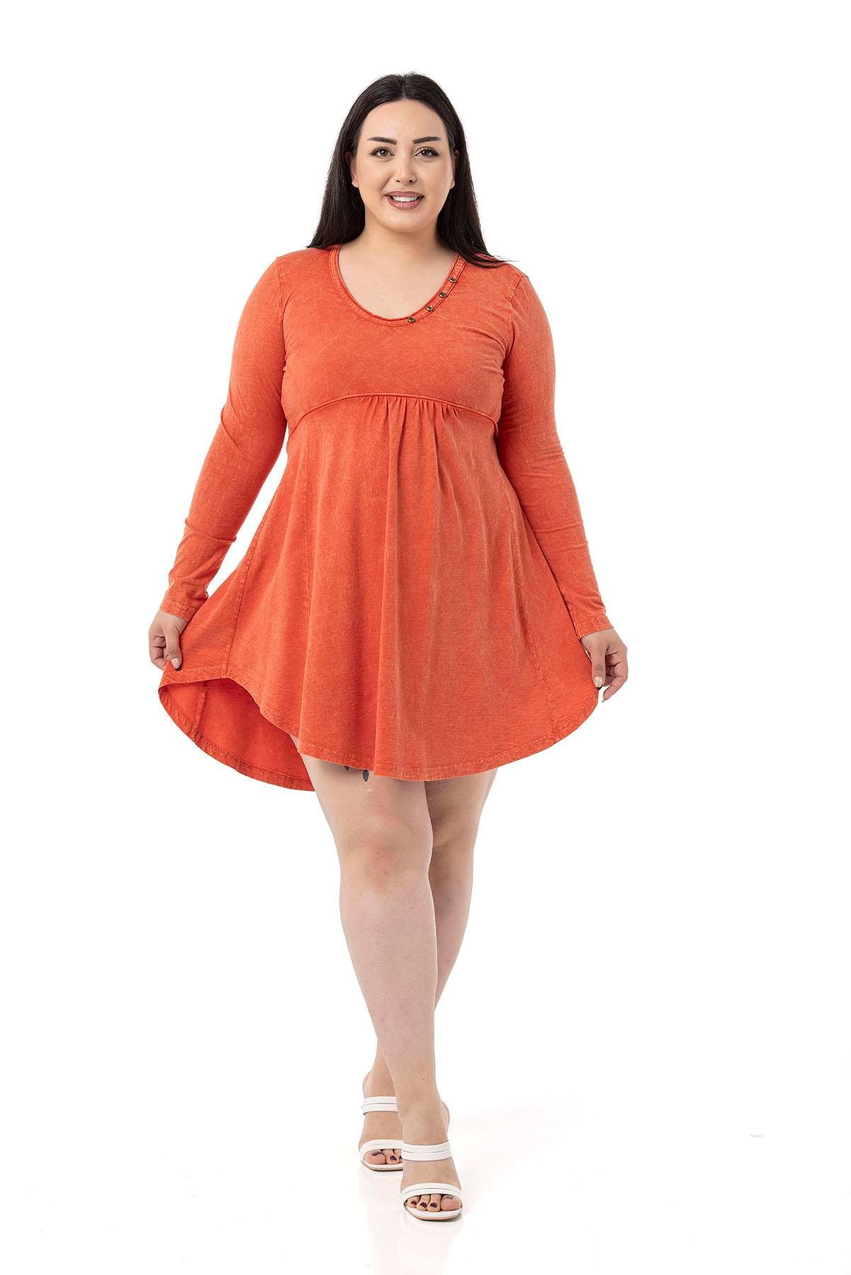 TEK KALANLARBüyük Beden Oval Kesim Yakası Düğme Süslü Uzun Kollu Mini Penye Turuncu ElbiseDISENTIS MODESTBüyük Beden Oval Kesim Yakası Düğme Süslü Uzun Kollu Mini Penye Turuncu Elbise