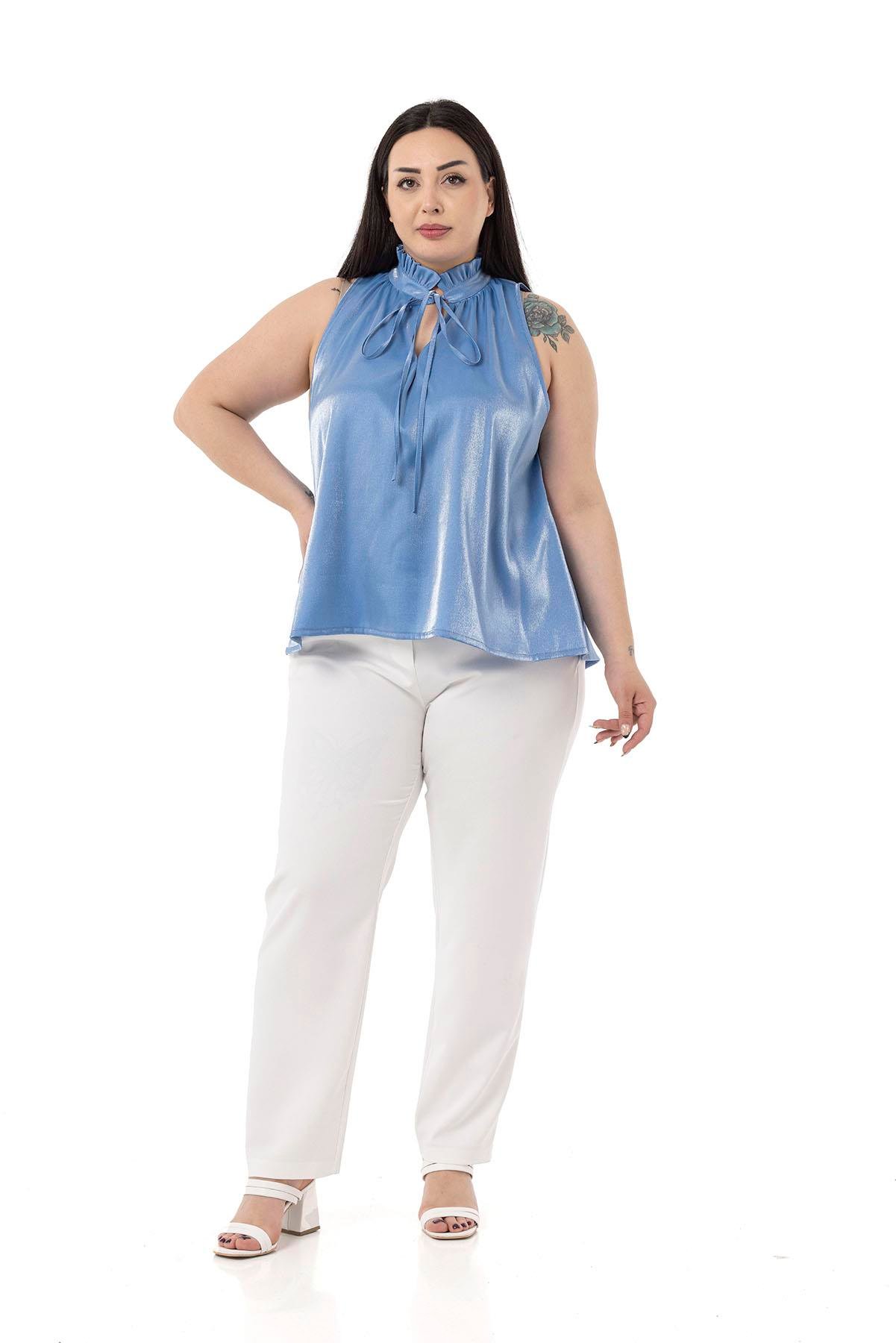 TEK KALANLARBüyük Beden Yakası Fırfırlı ve Bağcıklı Kolsuz Parlak Saten Mavi BluzDISENTIS MODESTBüyük Beden Yakası Fırfırlı ve Bağcıklı Kolsuz Parlak Saten Mavi Bluz