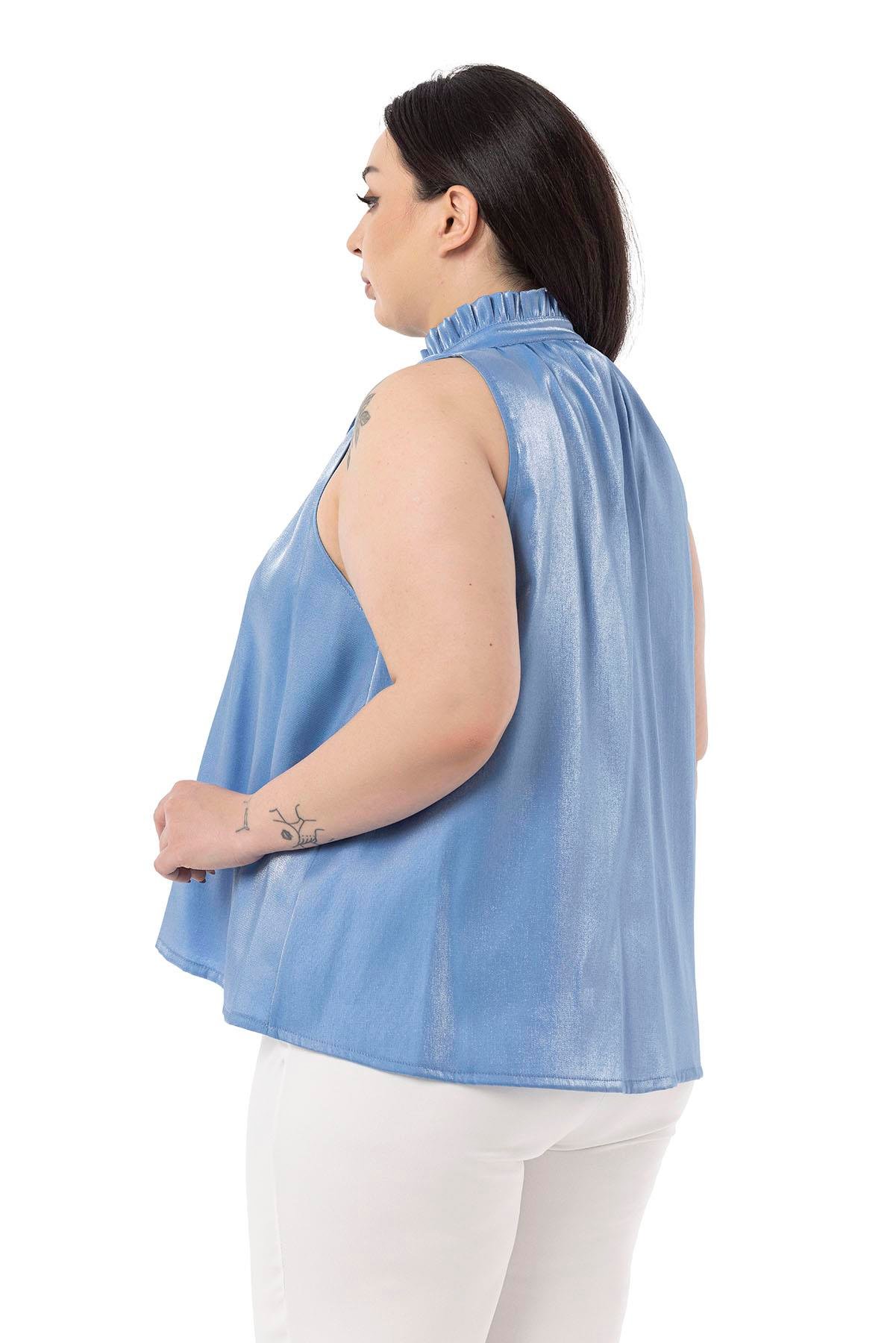 TEK KALANLARBüyük Beden Yakası Fırfırlı ve Bağcıklı Kolsuz Parlak Saten Mavi BluzDISENTIS MODESTBüyük Beden Yakası Fırfırlı ve Bağcıklı Kolsuz Parlak Saten Mavi Bluz