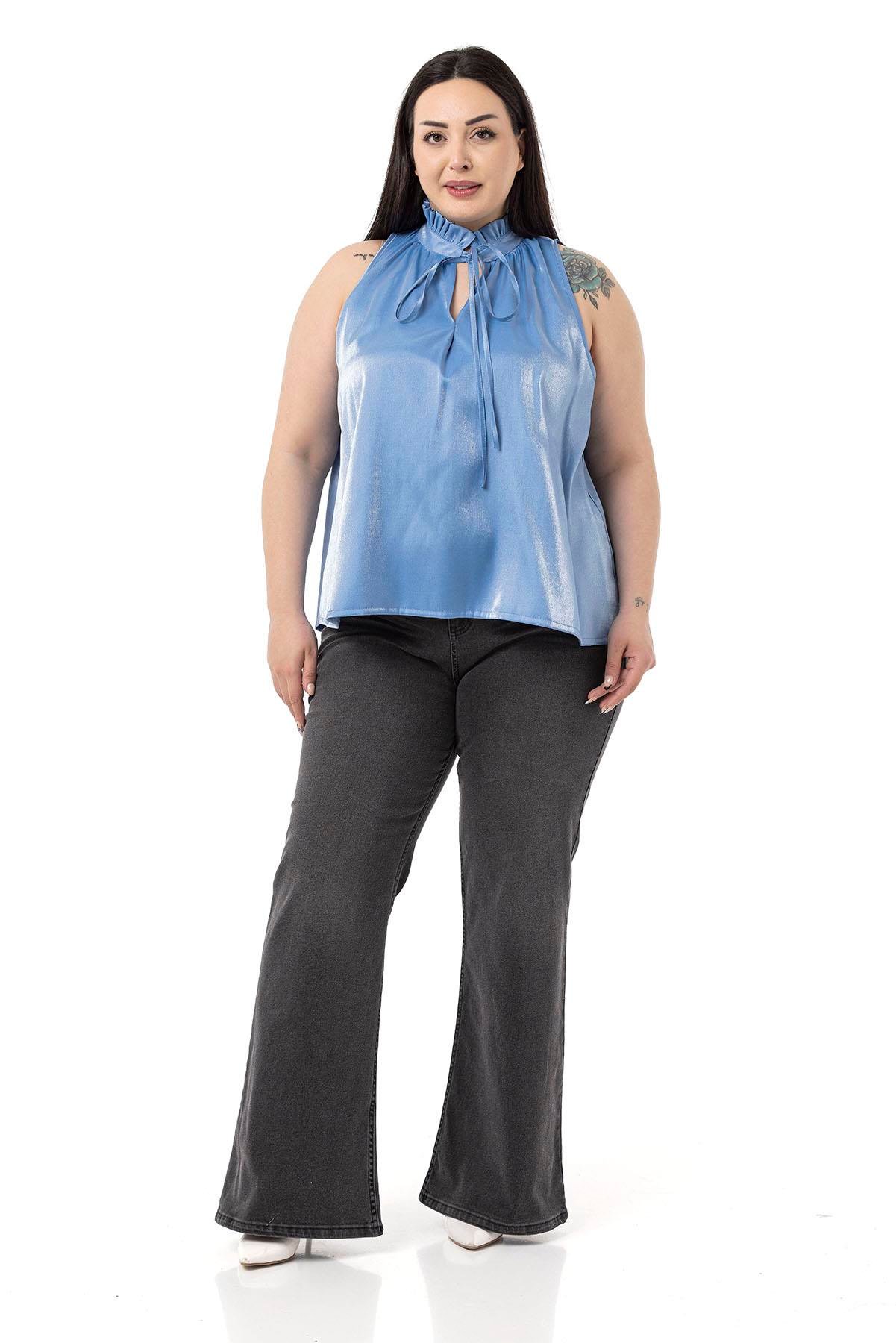 TEK KALANLARBüyük Beden Yakası Fırfırlı ve Bağcıklı Kolsuz Parlak Saten Mavi BluzDISENTIS MODESTBüyük Beden Yakası Fırfırlı ve Bağcıklı Kolsuz Parlak Saten Mavi Bluz