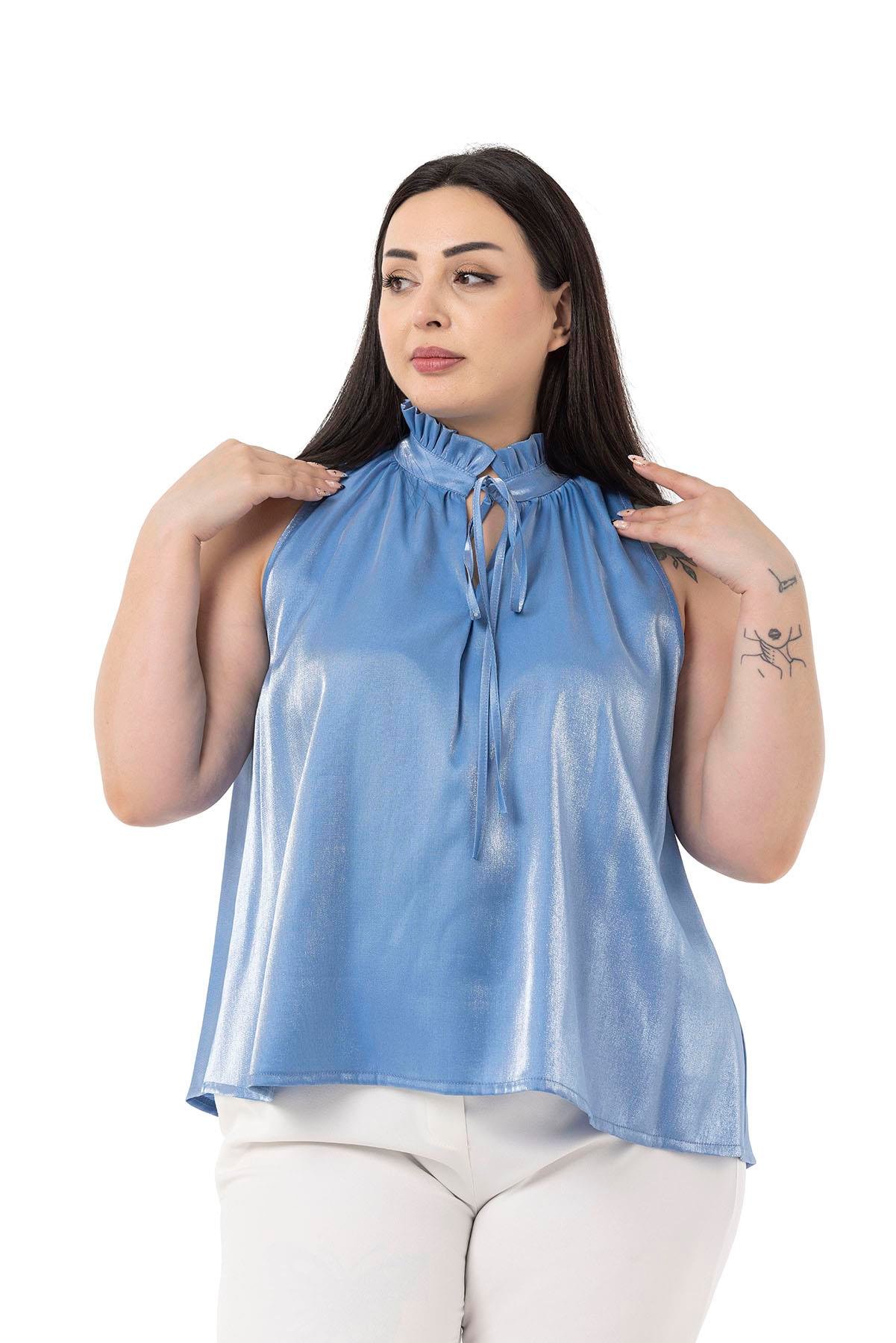 TEK KALANLARBüyük Beden Yakası Fırfırlı ve Bağcıklı Kolsuz Parlak Saten Mavi BluzDISENTIS MODESTBüyük Beden Yakası Fırfırlı ve Bağcıklı Kolsuz Parlak Saten Mavi Bluz