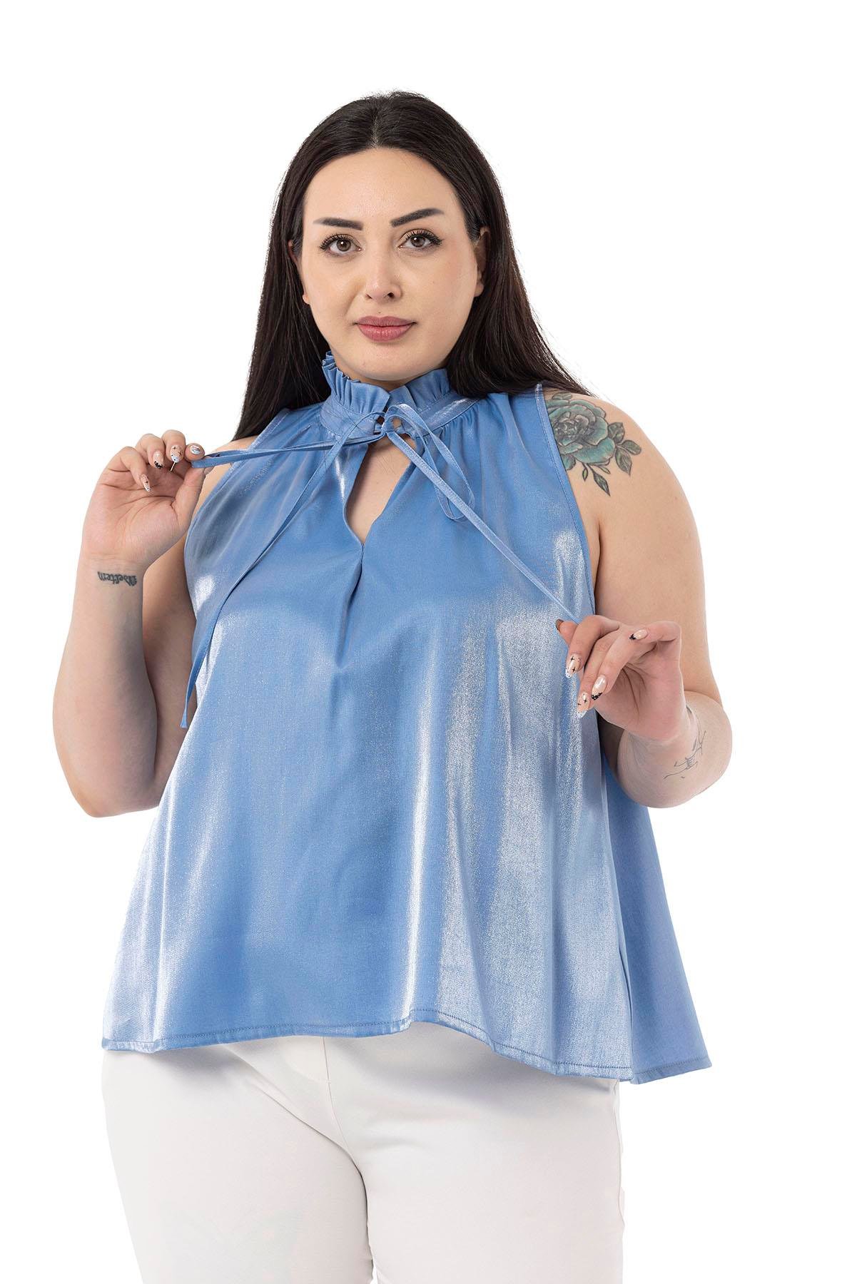 TEK KALANLARBüyük Beden Yakası Fırfırlı ve Bağcıklı Kolsuz Parlak Saten Mavi BluzDISENTIS MODESTBüyük Beden Yakası Fırfırlı ve Bağcıklı Kolsuz Parlak Saten Mavi Bluz