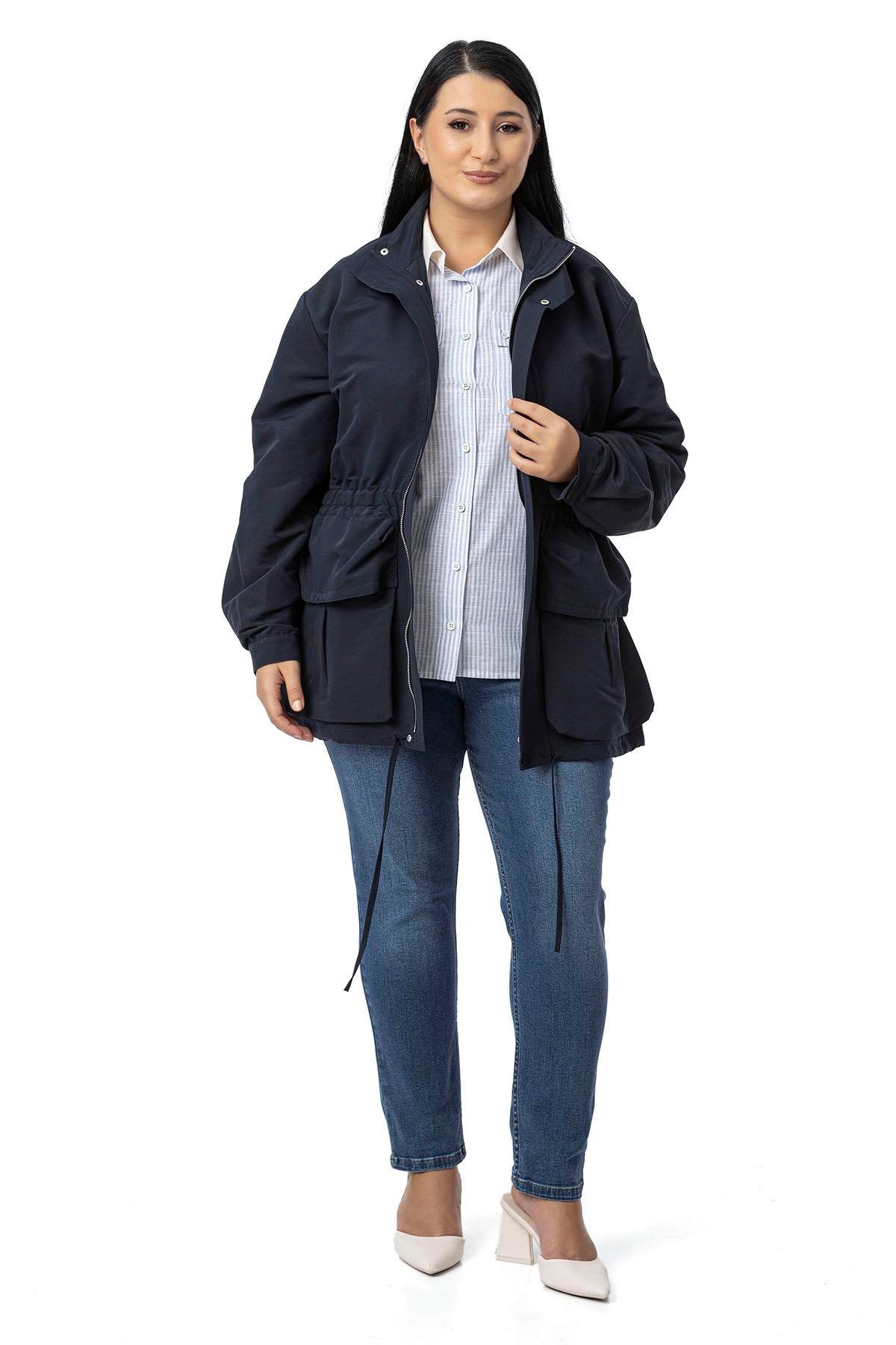 TrençkotDisentis Modest Büyük Beden Çıtçıt ve Fermuar Kapamalı Beli Büzgülü Astarlı Lacivert TrençkotDISENTIS MODESTBüyük Beden Çıtçıt ve Fermuar Kapamalı Beli Büzgülü Astarlı Lacivert Trençkot