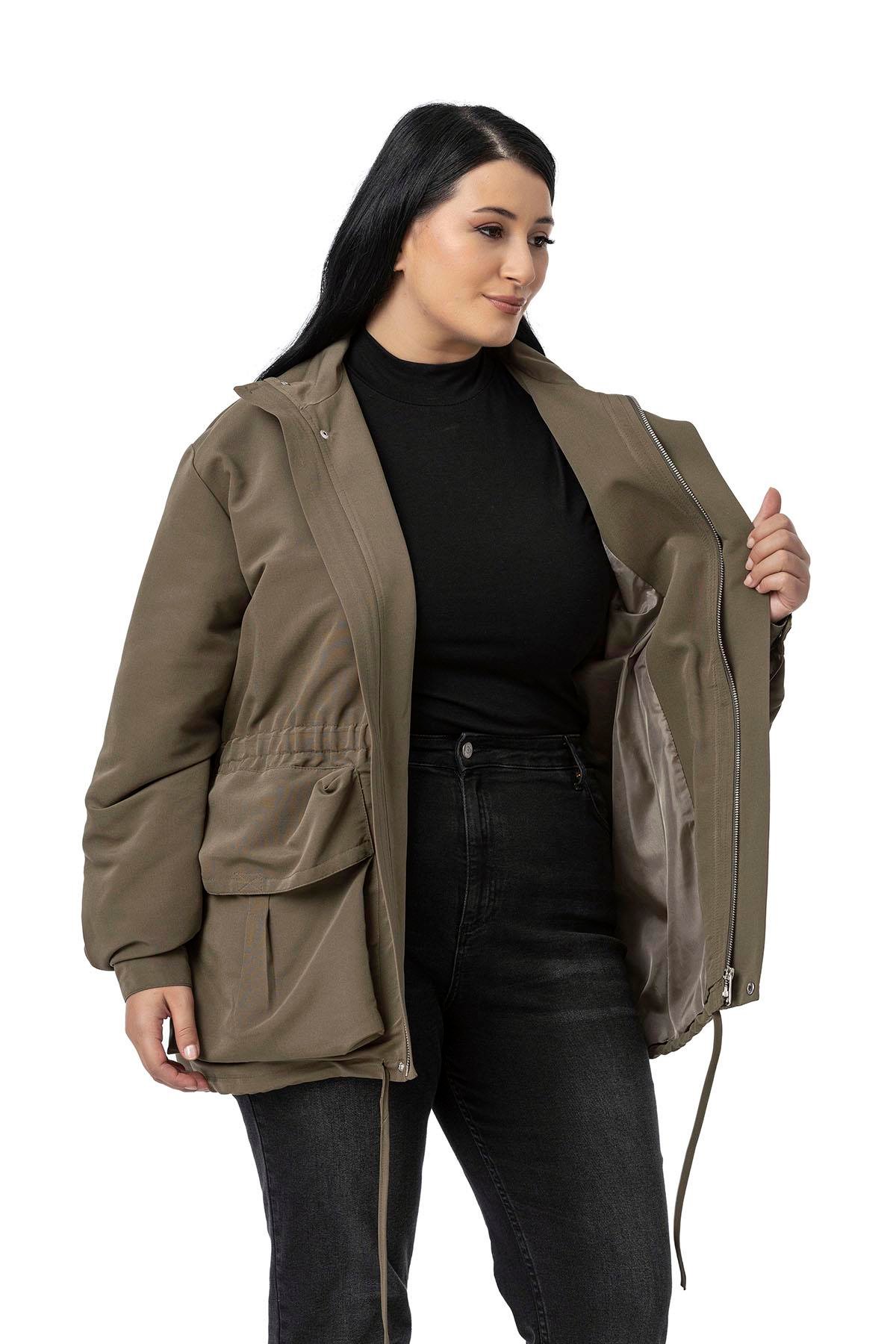 TrençkotDisentis Modest Büyük Beden Çıtçıt ve Fermuar Kapamalı Beli Büzgülü Astarlı Haki TrençkotDISENTIS MODESTBüyük Beden Çıtçıt ve Fermuar Kapamalı Beli Büzgülü Astarlı Haki Trençkot