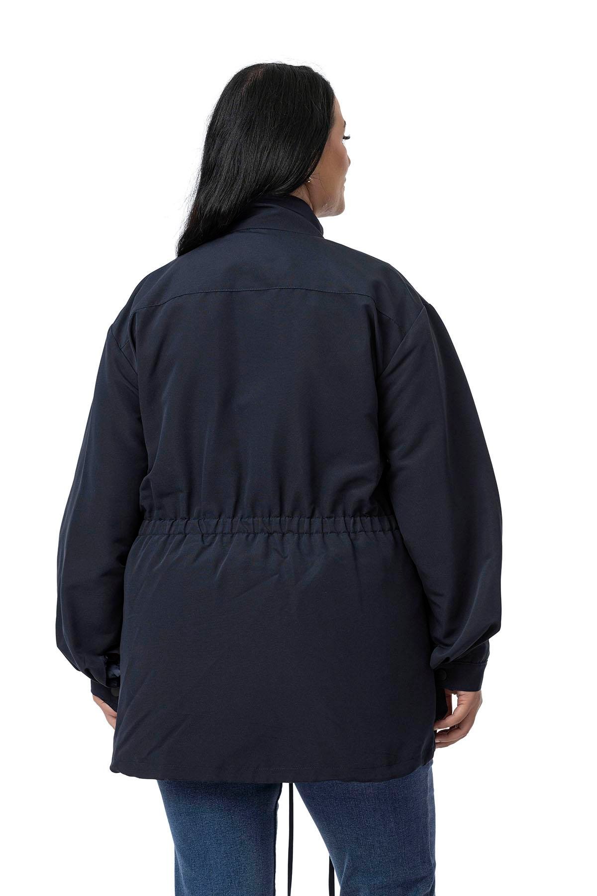 TrençkotDisentis Modest Büyük Beden Çıtçıt ve Fermuar Kapamalı Beli Büzgülü Astarlı Lacivert TrençkotDISENTIS MODESTBüyük Beden Çıtçıt ve Fermuar Kapamalı Beli Büzgülü Astarlı Lacivert Trençkot