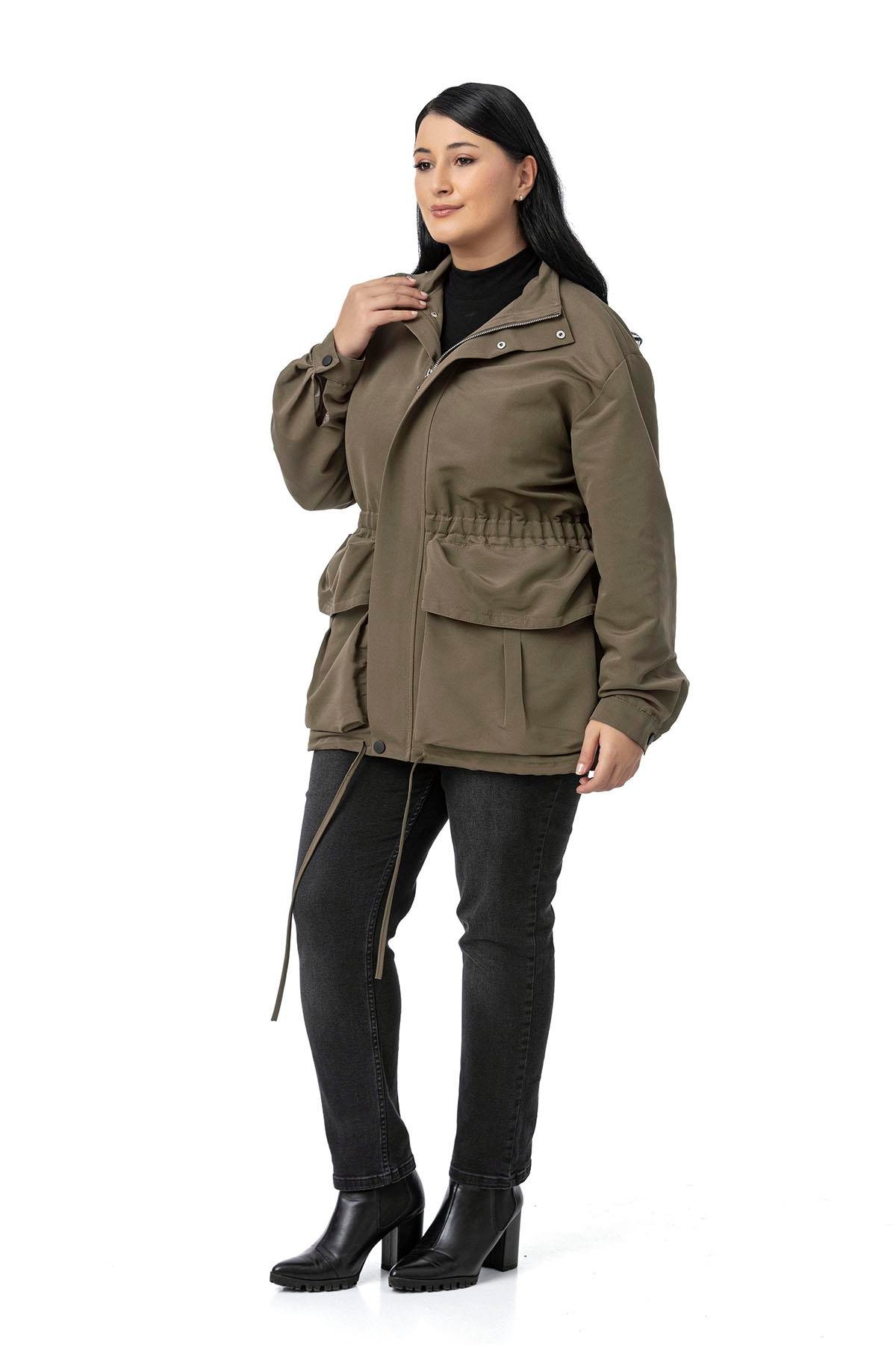 TrençkotDisentis Modest Büyük Beden Çıtçıt ve Fermuar Kapamalı Beli Büzgülü Astarlı Haki TrençkotDISENTIS MODESTBüyük Beden Çıtçıt ve Fermuar Kapamalı Beli Büzgülü Astarlı Haki Trençkot