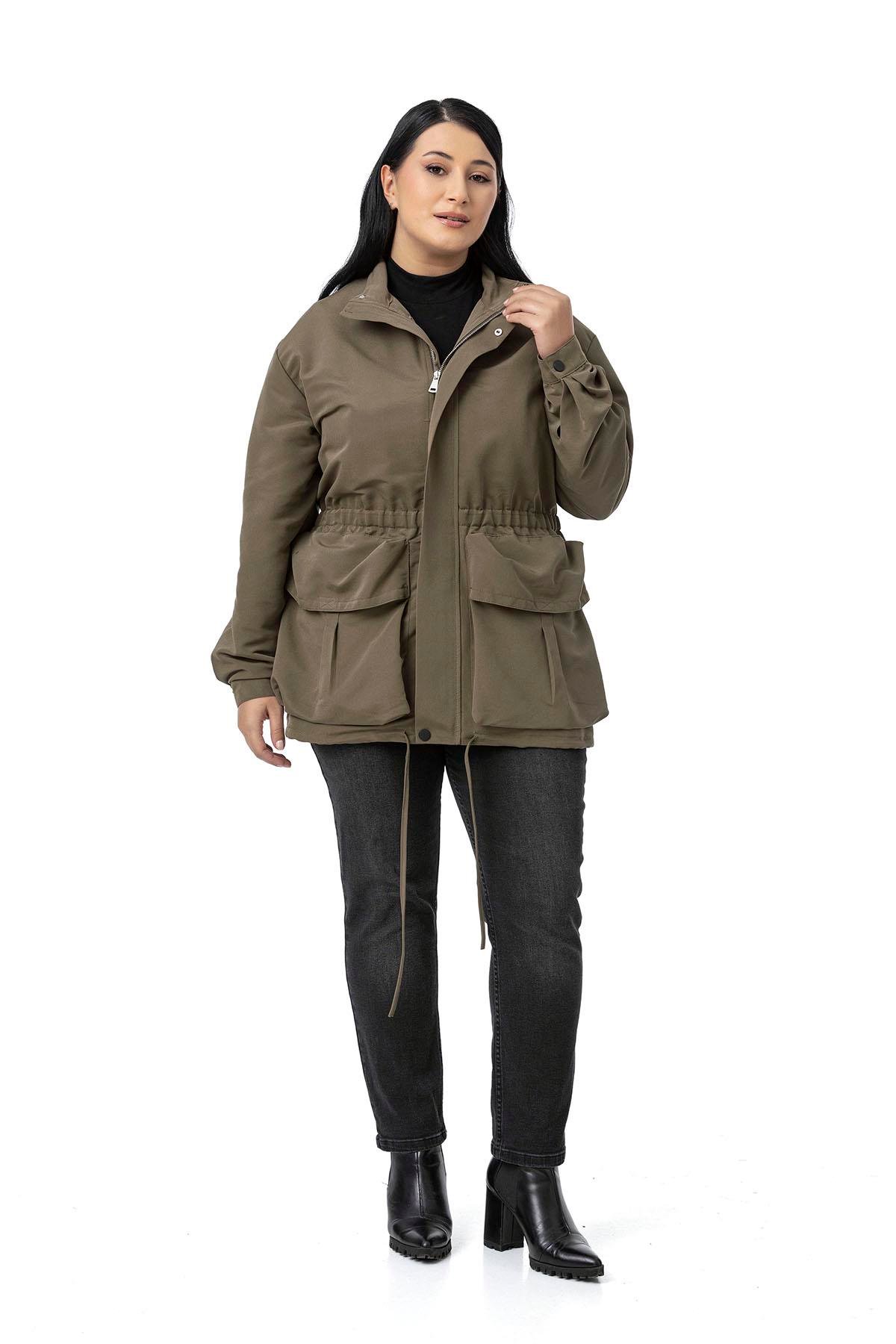 TrençkotDisentis Modest Büyük Beden Çıtçıt ve Fermuar Kapamalı Beli Büzgülü Astarlı Haki TrençkotDISENTIS MODESTBüyük Beden Çıtçıt ve Fermuar Kapamalı Beli Büzgülü Astarlı Haki Trençkot