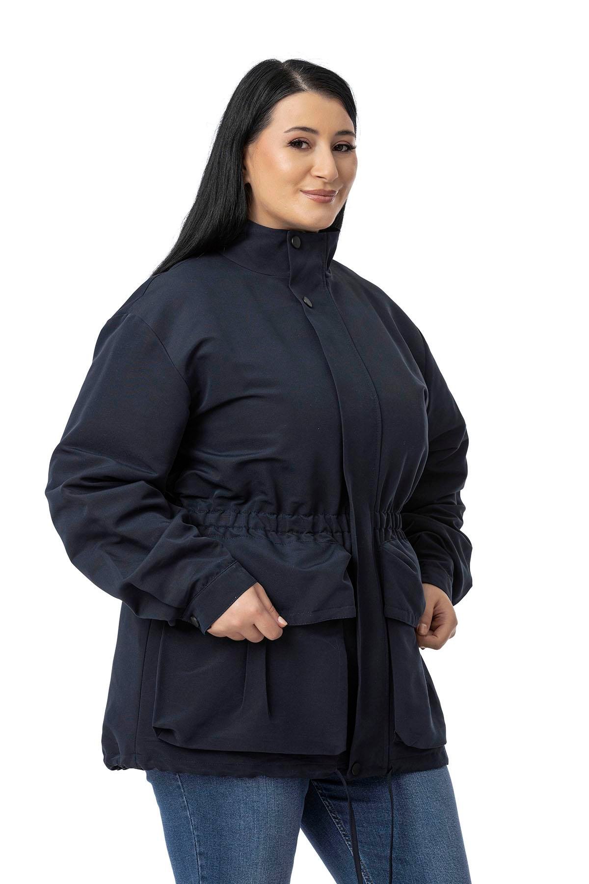 TrençkotDisentis Modest Büyük Beden Çıtçıt ve Fermuar Kapamalı Beli Büzgülü Astarlı Lacivert TrençkotDISENTIS MODESTBüyük Beden Çıtçıt ve Fermuar Kapamalı Beli Büzgülü Astarlı Lacivert Trençkot