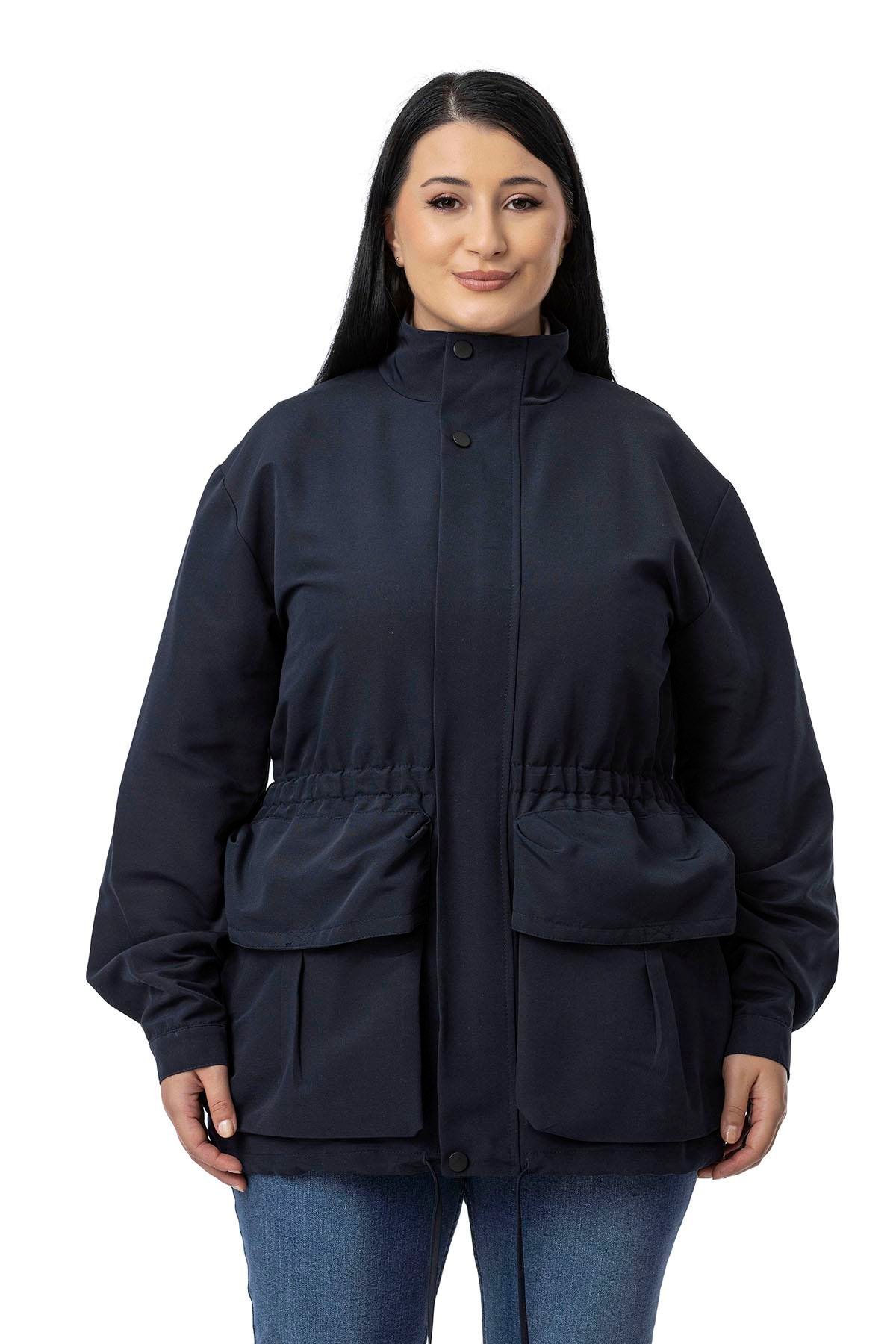 TrençkotDisentis Modest Büyük Beden Çıtçıt ve Fermuar Kapamalı Beli Büzgülü Astarlı Lacivert TrençkotDISENTIS MODESTBüyük Beden Çıtçıt ve Fermuar Kapamalı Beli Büzgülü Astarlı Lacivert Trençkot