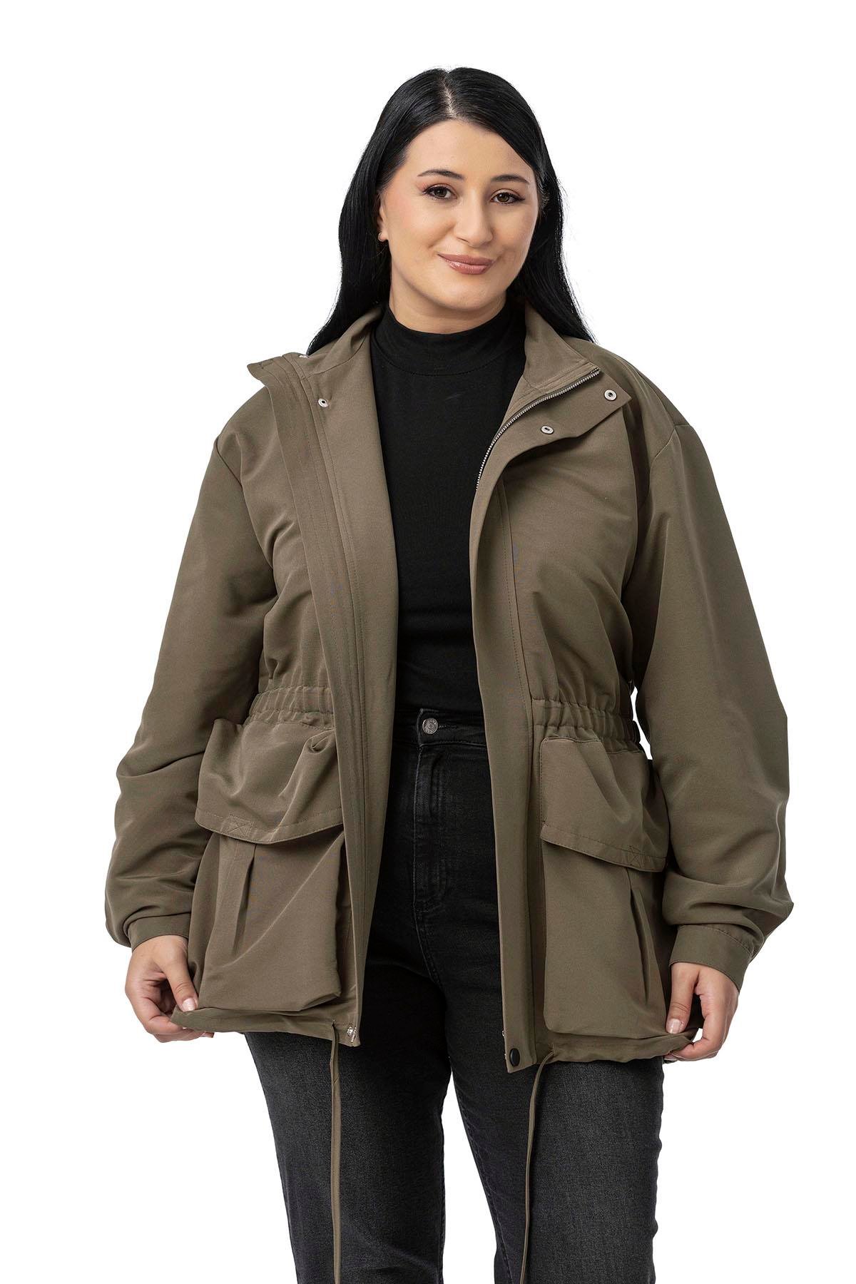 TrençkotDisentis Modest Büyük Beden Çıtçıt ve Fermuar Kapamalı Beli Büzgülü Astarlı Haki TrençkotDISENTIS MODESTBüyük Beden Çıtçıt ve Fermuar Kapamalı Beli Büzgülü Astarlı Haki Trençkot