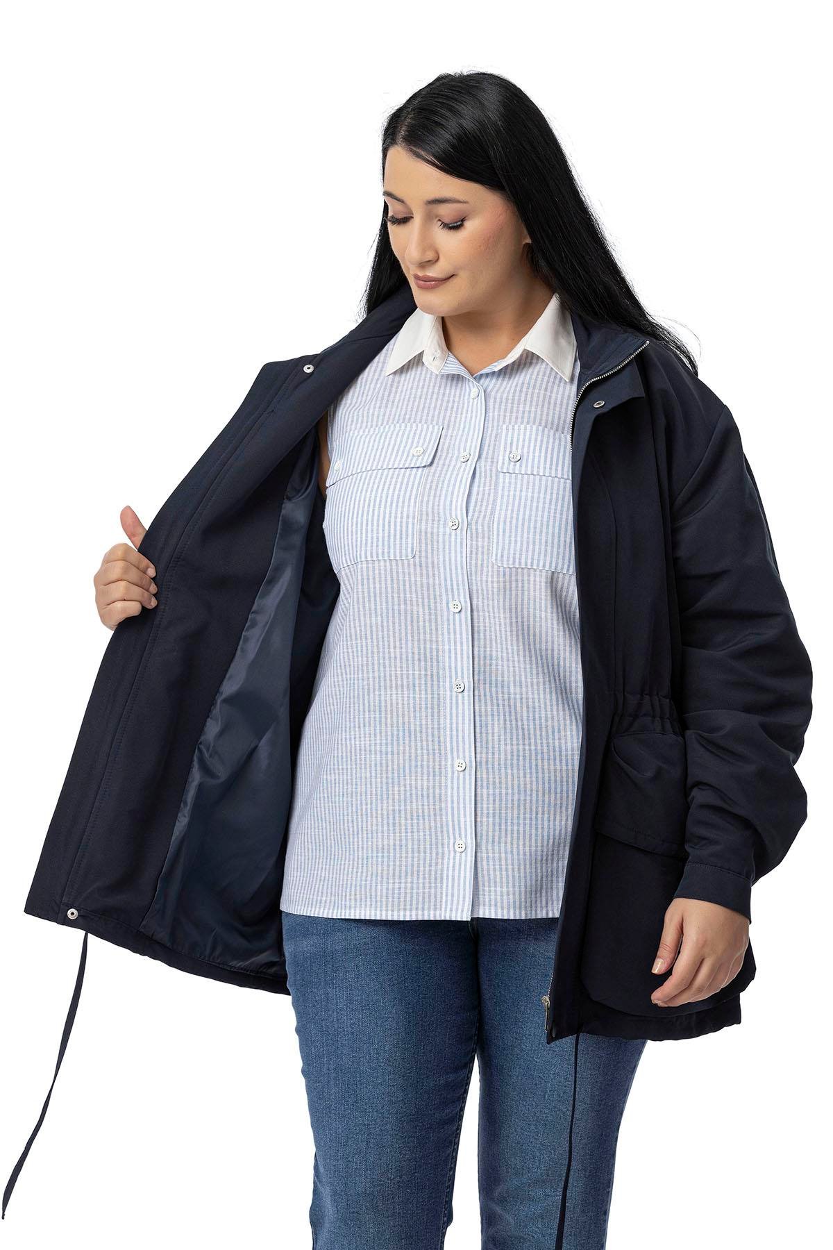 TrençkotDisentis Modest Büyük Beden Çıtçıt ve Fermuar Kapamalı Beli Büzgülü Astarlı Lacivert TrençkotDISENTIS MODESTBüyük Beden Çıtçıt ve Fermuar Kapamalı Beli Büzgülü Astarlı Lacivert Trençkot