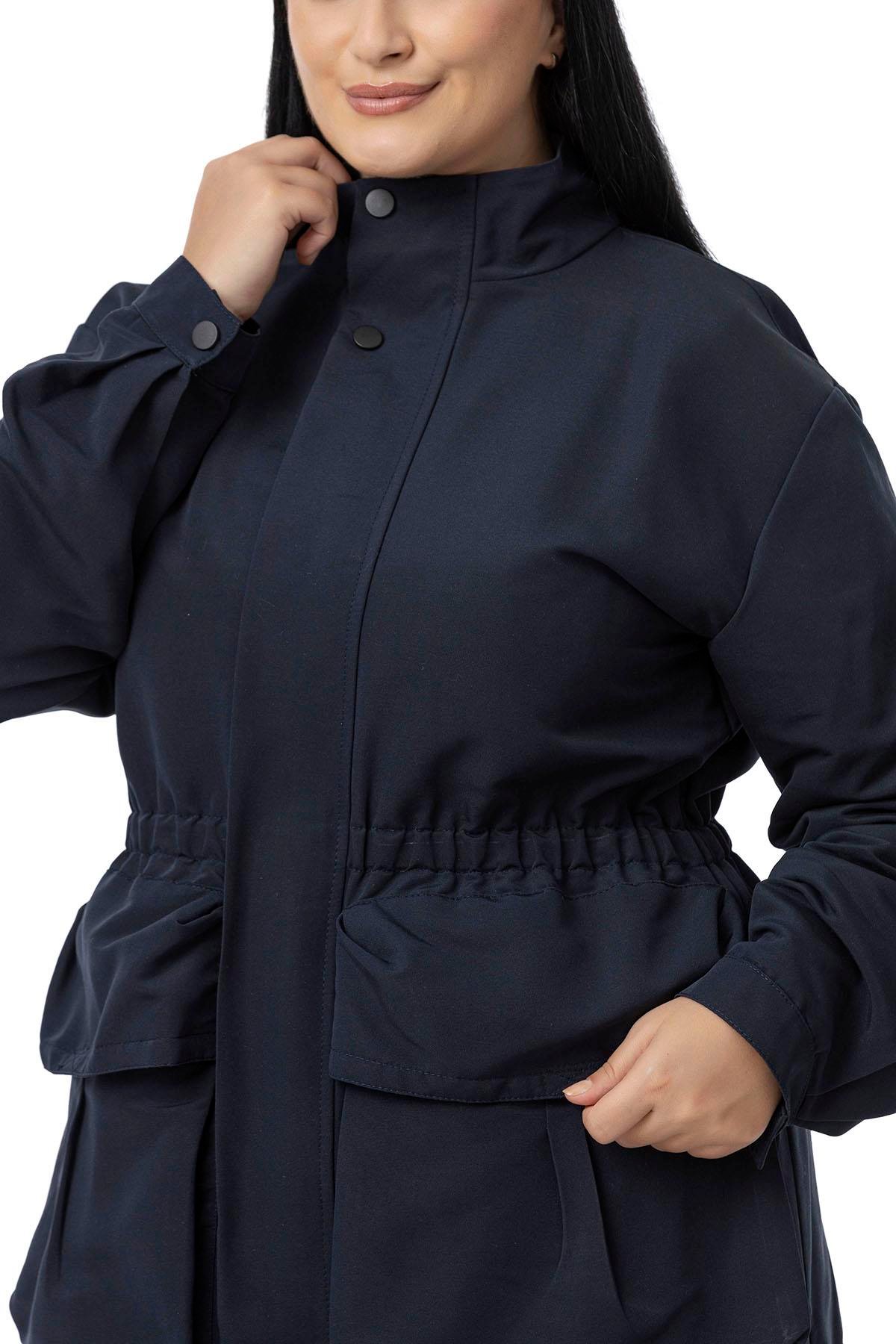 TrençkotDisentis Modest Büyük Beden Çıtçıt ve Fermuar Kapamalı Beli Büzgülü Astarlı Lacivert TrençkotDISENTIS MODESTBüyük Beden Çıtçıt ve Fermuar Kapamalı Beli Büzgülü Astarlı Lacivert Trençkot