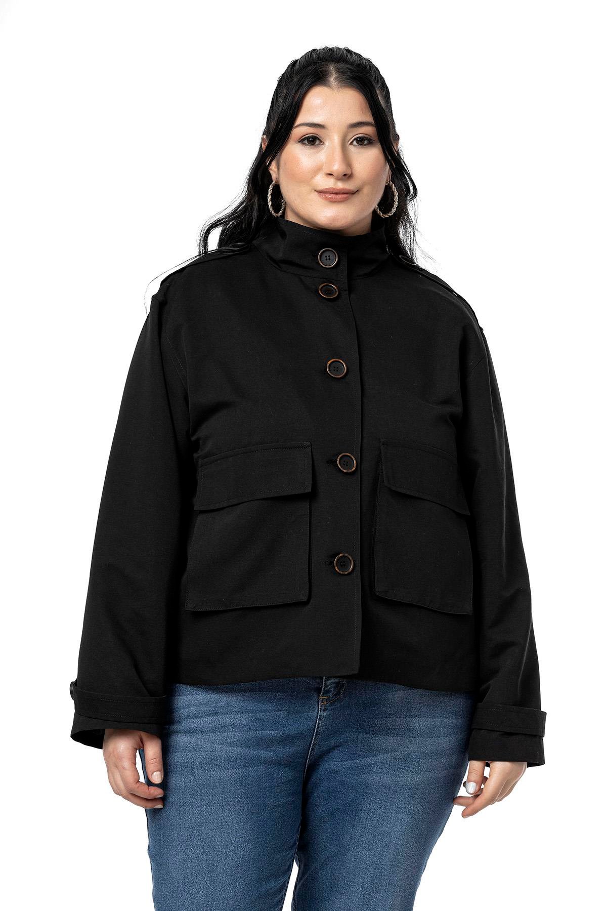 Trenchcoat Disentis Modest Büyük Beden Dik Yaka Kapaklı Torba Cepli Astarlı Kısa Siyah TrençkotDISENTIS MODESTBüyük Beden Dik Yaka Kapaklı Torba Cepli Astarlı Kısa Siyah Trençkot
