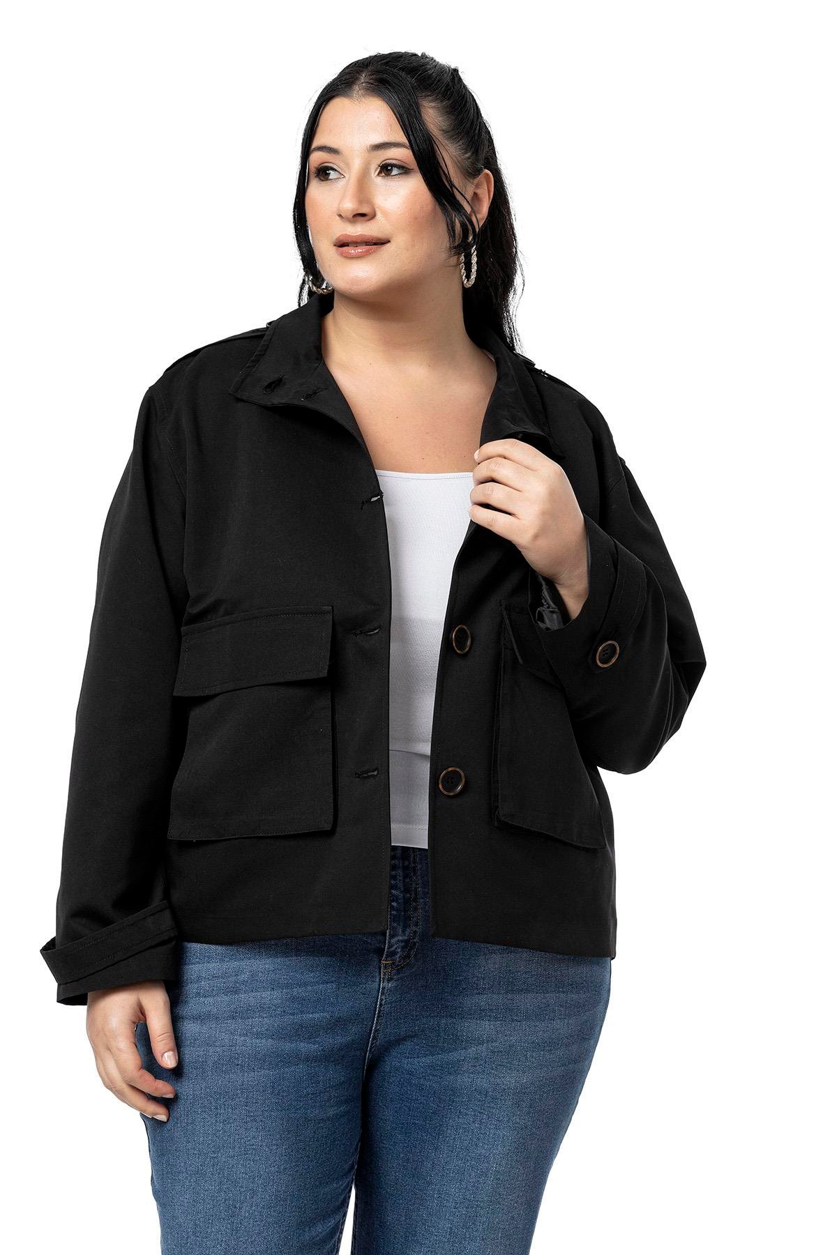 Trenchcoat Disentis Modest Büyük Beden Dik Yaka Kapaklı Torba Cepli Astarlı Kısa Siyah TrençkotDISENTIS MODESTBüyük Beden Dik Yaka Kapaklı Torba Cepli Astarlı Kısa Siyah Trençkot