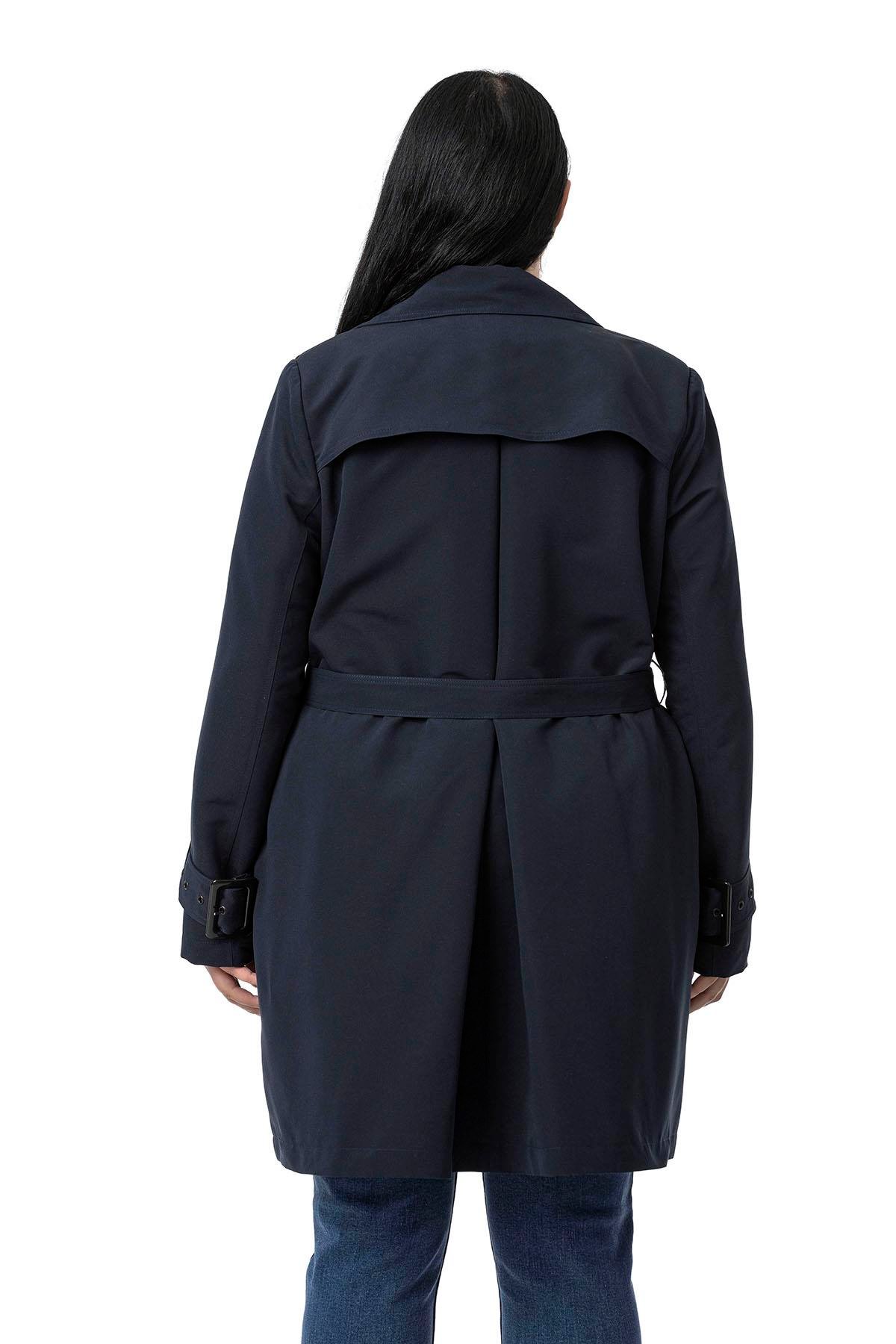 TrençkotDisentis Modest Büyük Beden Kruvaze Kolu Bant Detaylı Cepli Kuşaklı Astarlı Lacivert TrençkotDISENTIS MODESTBüyük Beden Kruvaze Kolu Bant Detaylı Cepli Kuşaklı Astarlı Lacivert Trençkot