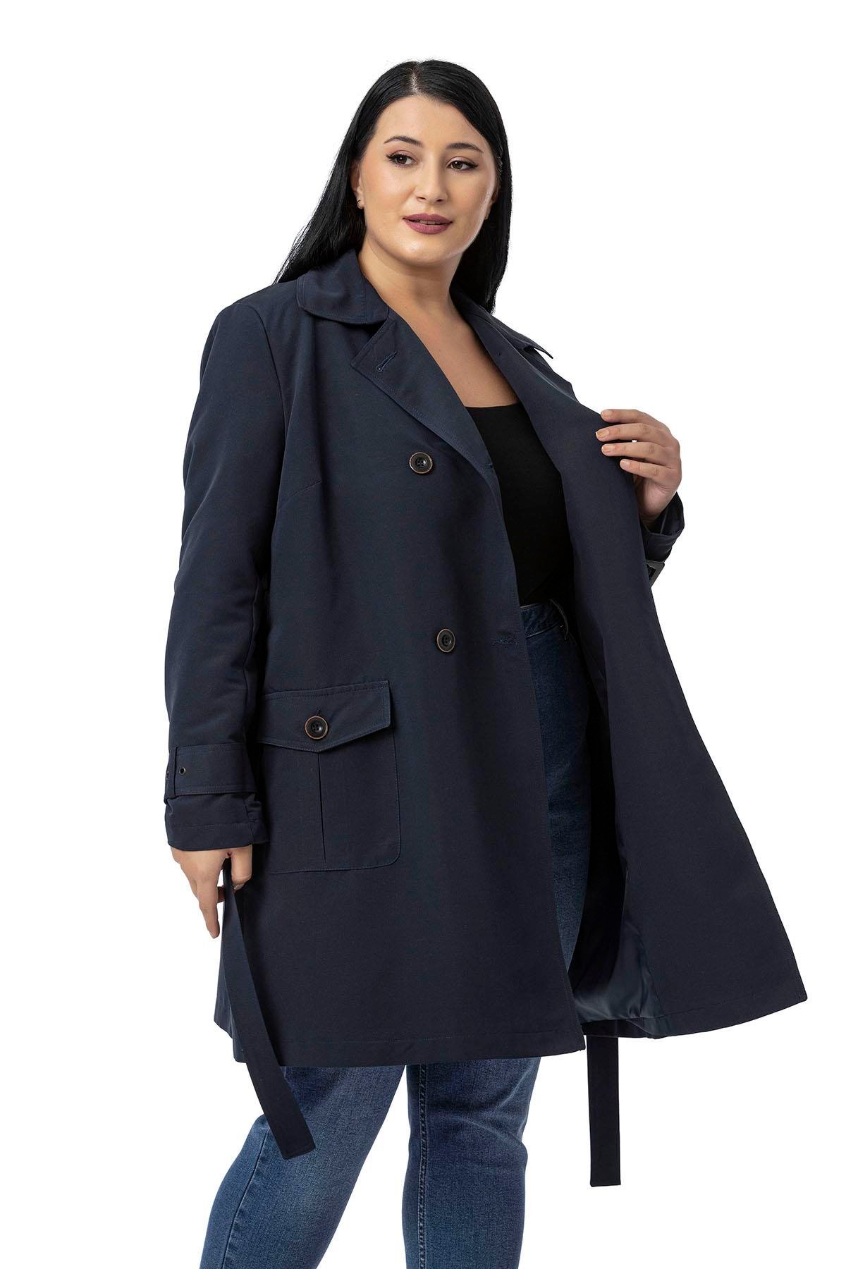 TrençkotDisentis Modest Büyük Beden Kruvaze Kolu Bant Detaylı Cepli Kuşaklı Astarlı Lacivert TrençkotDISENTIS MODESTBüyük Beden Kruvaze Kolu Bant Detaylı Cepli Kuşaklı Astarlı Lacivert Trençkot