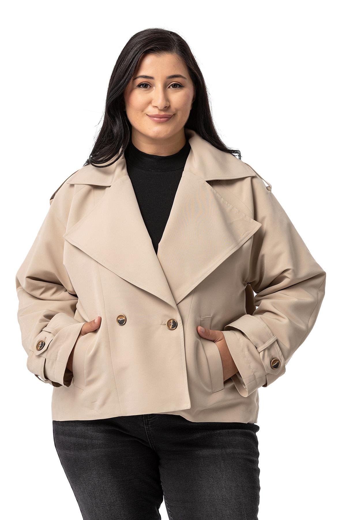 TrençkotDisentis Modest Büyük Beden Mono Yaka Apoletli Cepli Oversize Astarlı Bej Rengi Kısa Trençkot DISENTIS MODESTBüyük Beden Mono Yaka Apoletli Cepli Oversize Astarlı Bej Rengi Kısa Trençkot 