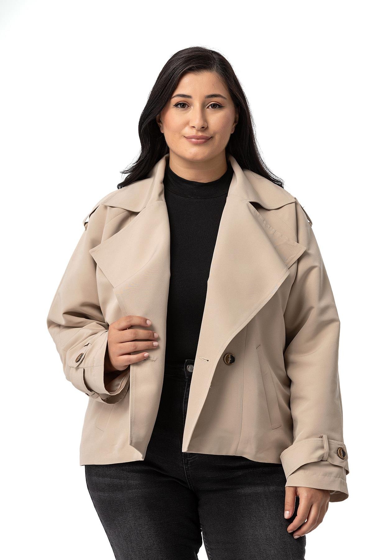 TrençkotDisentis Modest Büyük Beden Mono Yaka Apoletli Cepli Oversize Astarlı Bej Rengi Kısa Trençkot DISENTIS MODESTBüyük Beden Mono Yaka Apoletli Cepli Oversize Astarlı Bej Rengi Kısa Trençkot 