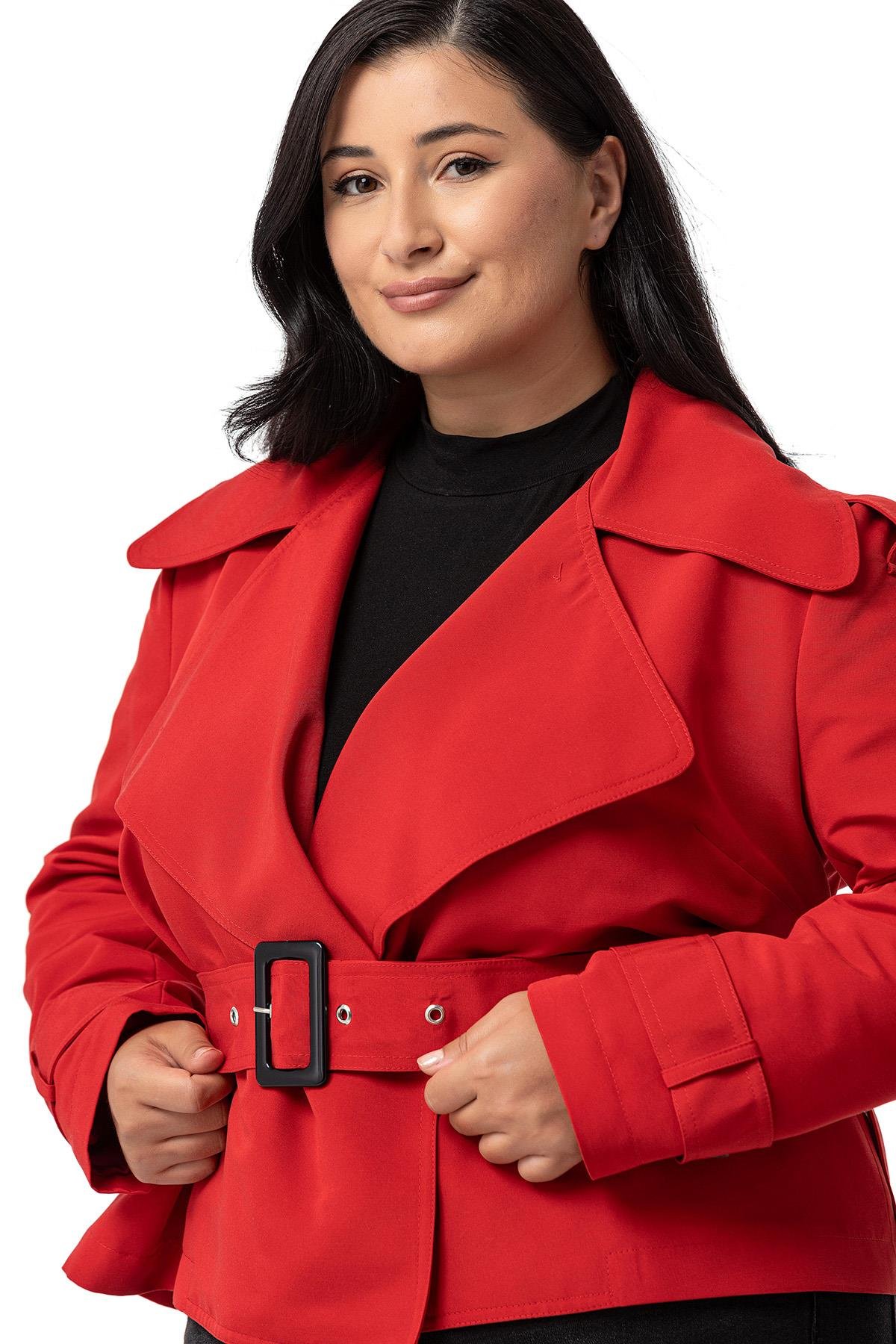 Trenchcoat Disentis Modest Büyük Beden Mono Yaka Kemerli Astarlı Kısa Kırmızı TrençkotDISENTIS MODESTBüyük Beden Mono Yaka Kemerli Astarlı Kısa Kırmızı Trençkot