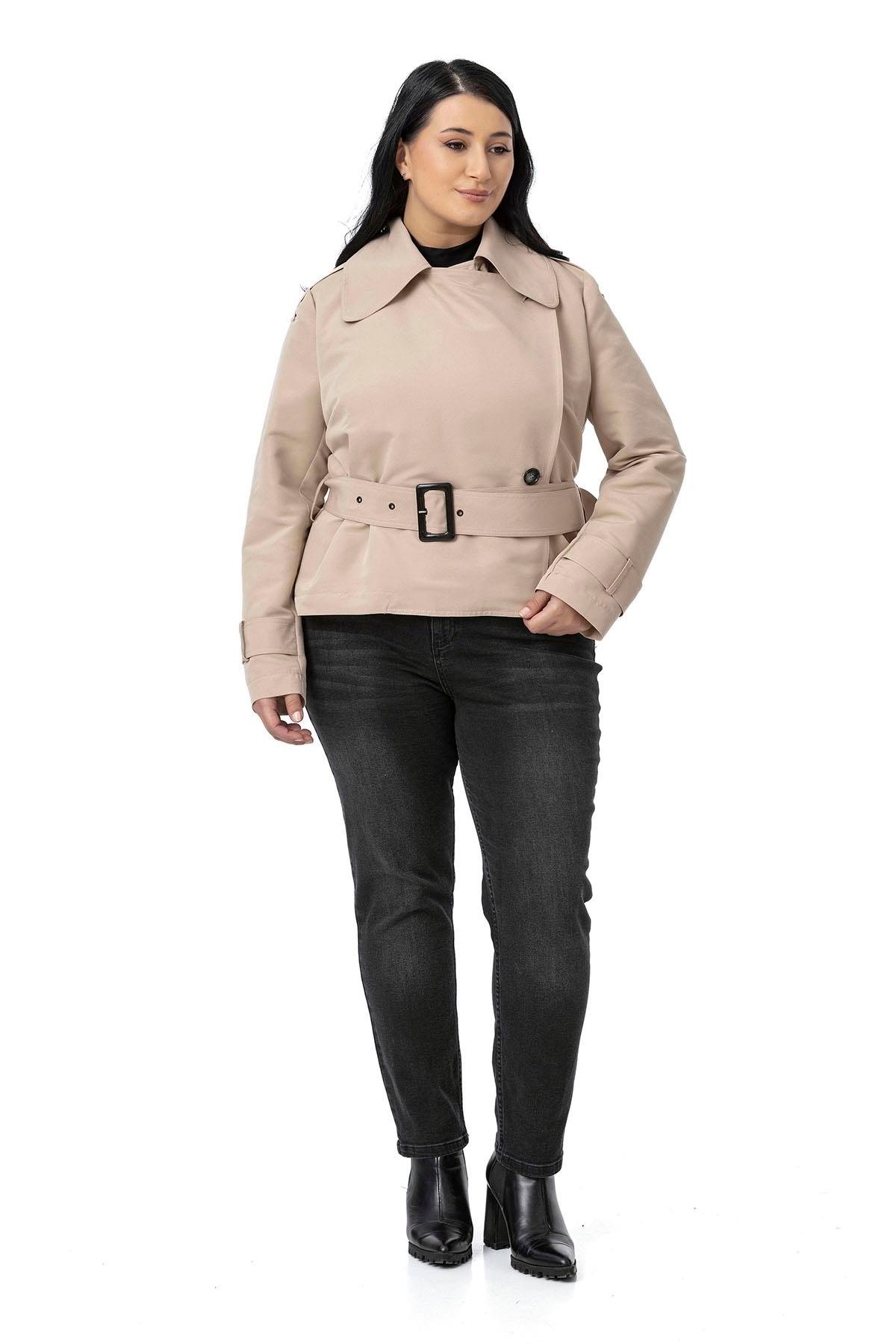 Trenchcoat Disentis Modest Büyük Beden Mono Yaka Kemerli Astarlı Kısa Bej Rengi TrençkotDISENTIS MODESTBüyük Beden Mono Yaka Kemerli Astarlı Kısa Bej Rengi Trençkot