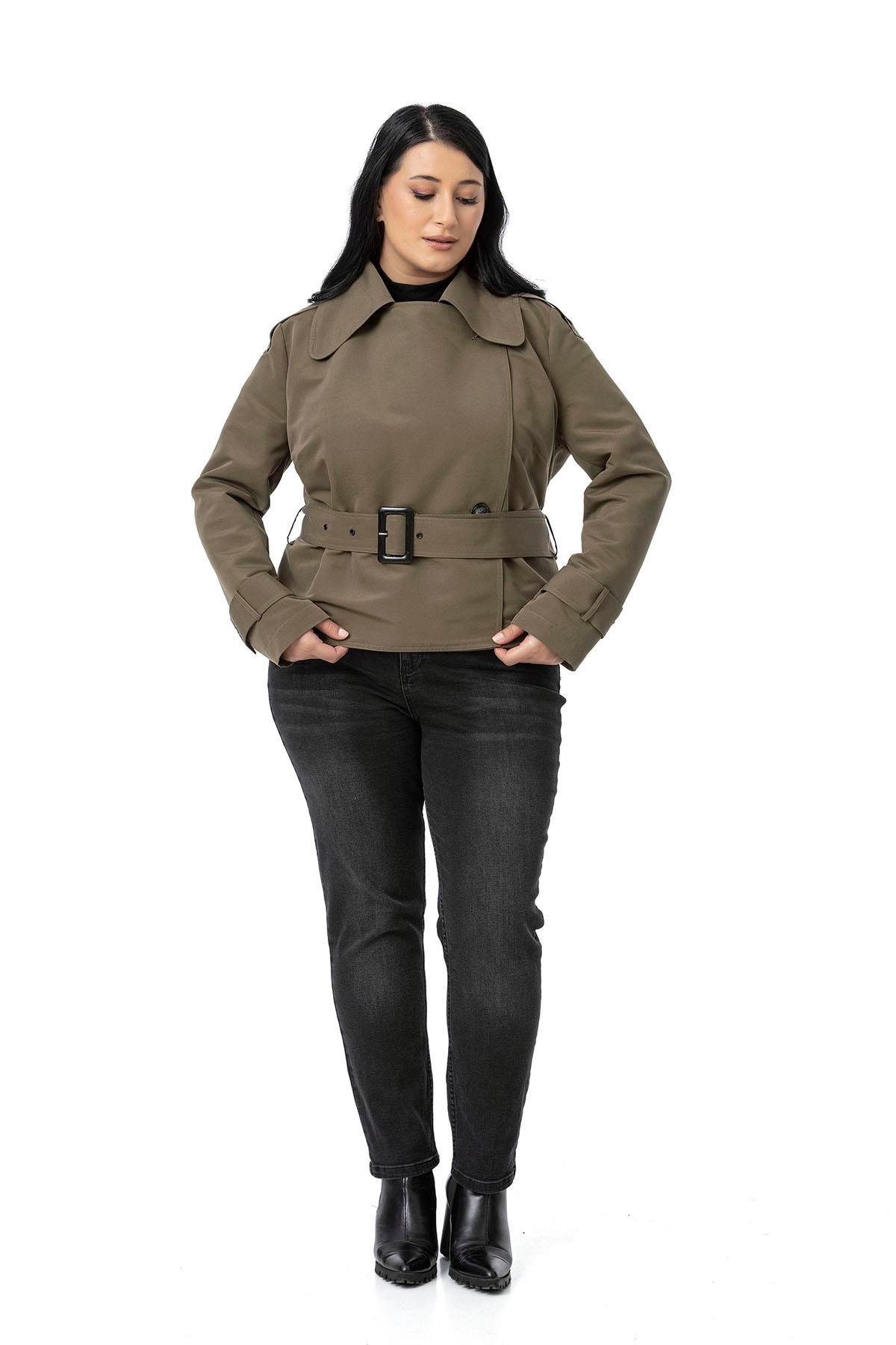 Trenchcoat Disentis Modest Büyük Beden Mono Yaka Kemerli Astarlı Kısa Haki TrençkotDISENTIS MODESTBüyük Beden Mono Yaka Kemerli Astarlı Kısa Haki Trençkot