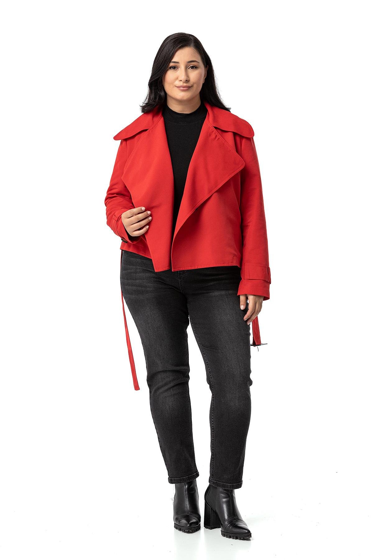 Trenchcoat Disentis Modest Büyük Beden Mono Yaka Kemerli Astarlı Kısa Kırmızı TrençkotDISENTIS MODESTBüyük Beden Mono Yaka Kemerli Astarlı Kısa Kırmızı Trençkot