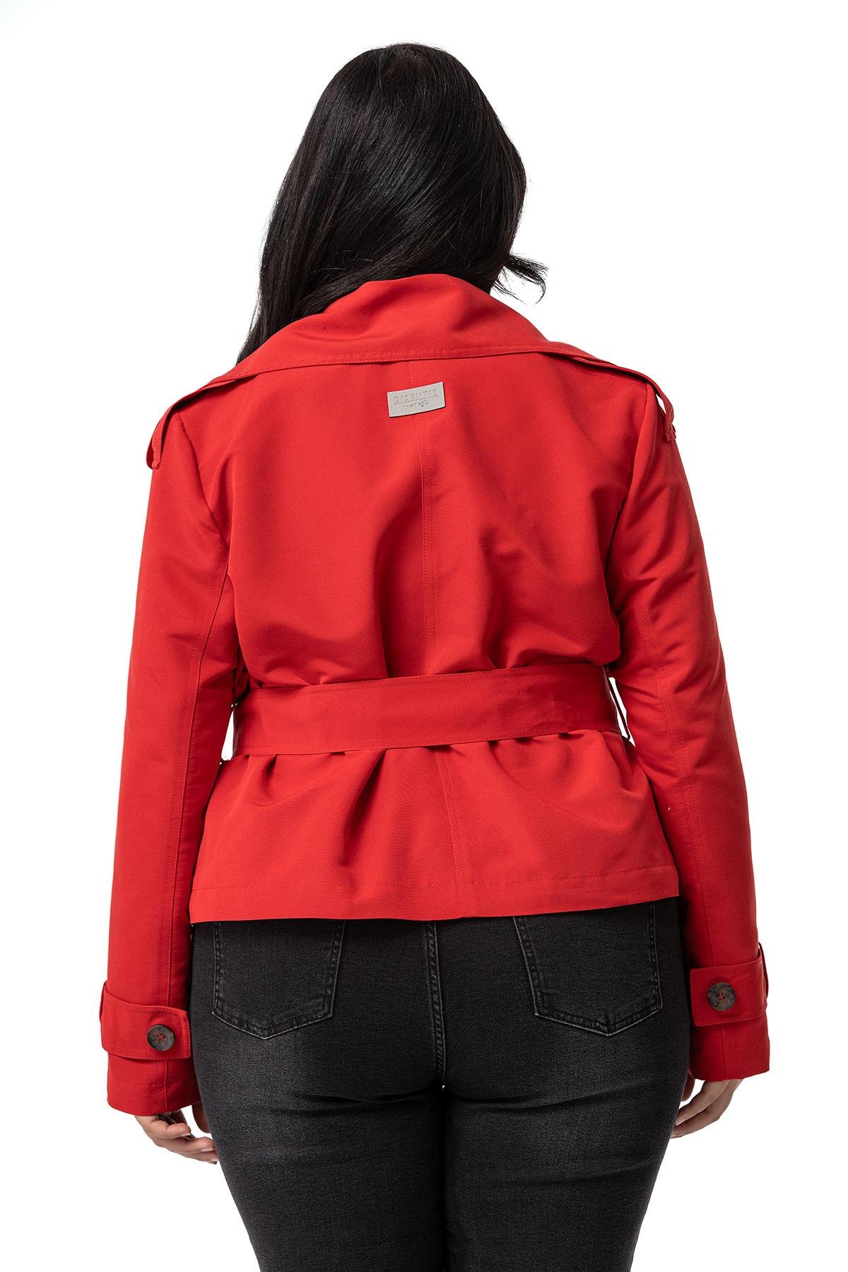Trenchcoat Disentis Modest Büyük Beden Mono Yaka Kemerli Astarlı Kısa Kırmızı TrençkotDISENTIS MODESTBüyük Beden Mono Yaka Kemerli Astarlı Kısa Kırmızı Trençkot
