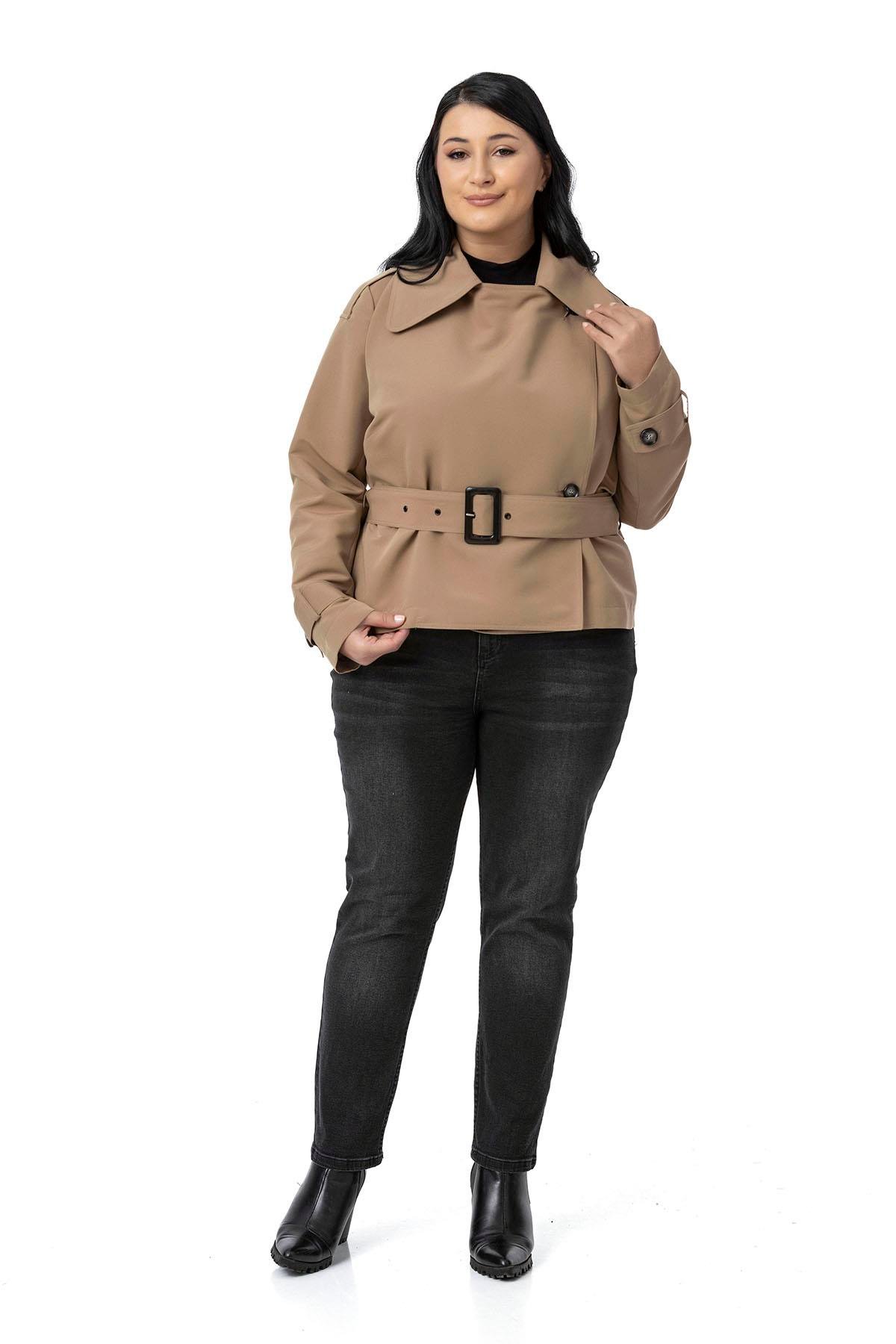 Trenchcoat Disentis Modest Büyük Beden Mono Yaka Kemerli Astarlı Kısa Vizon TrençkotDISENTIS MODESTBüyük Beden Mono Yaka Kemerli Astarlı Kısa Vizon Trençkot