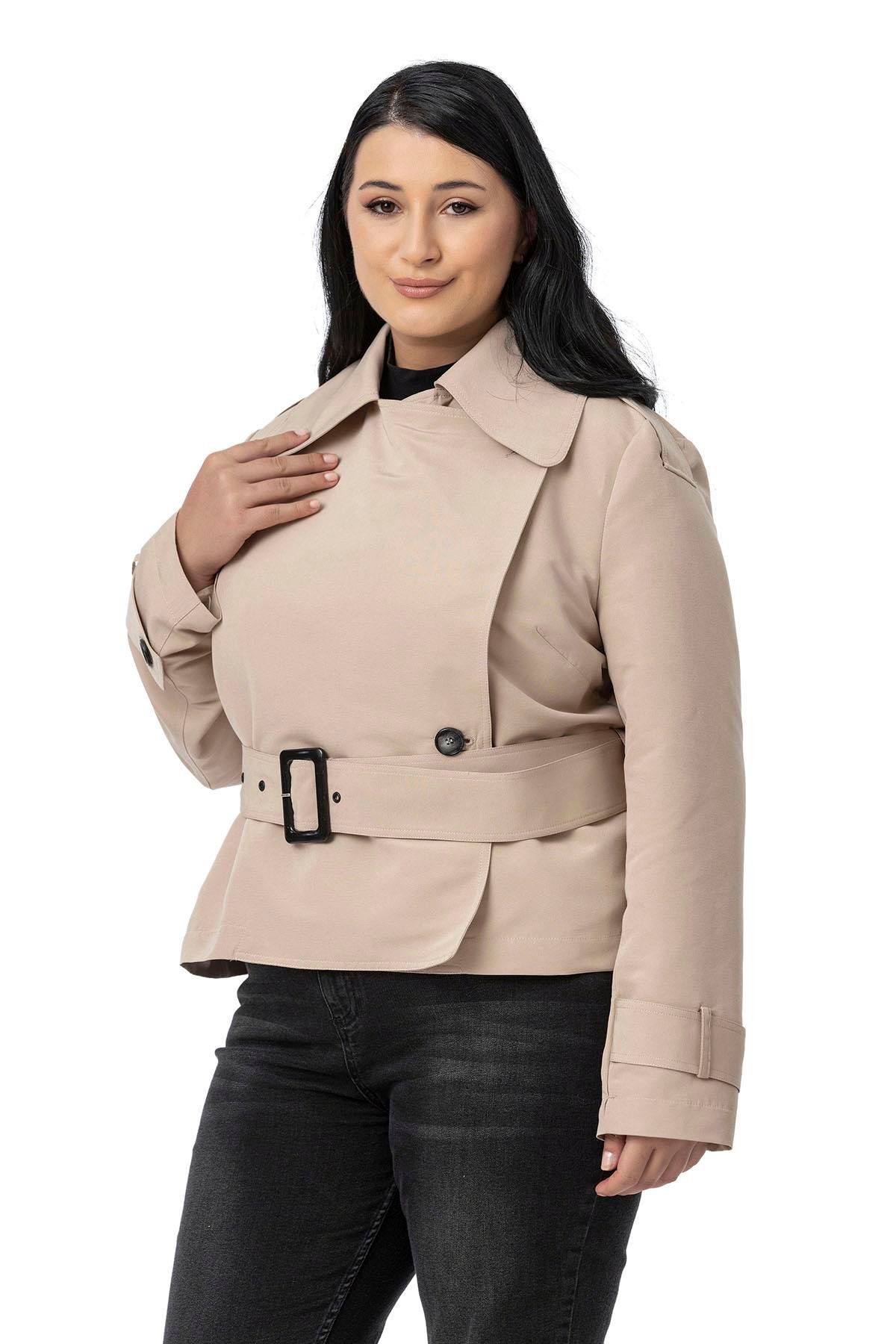 Trenchcoat Disentis Modest Büyük Beden Mono Yaka Kemerli Astarlı Kısa Bej Rengi TrençkotDISENTIS MODESTBüyük Beden Mono Yaka Kemerli Astarlı Kısa Bej Rengi Trençkot