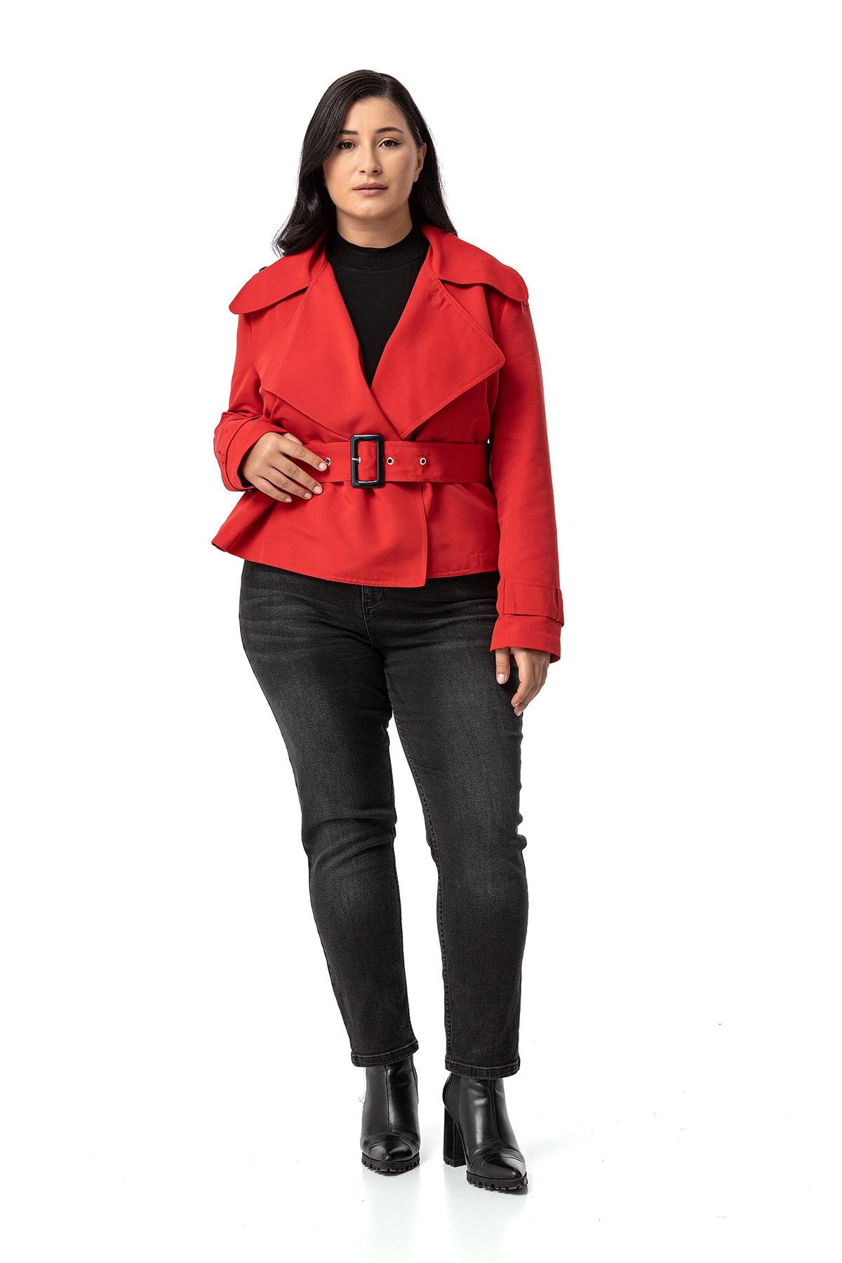 Trenchcoat Disentis Modest Büyük Beden Mono Yaka Kemerli Astarlı Kısa Kırmızı TrençkotDISENTIS MODESTBüyük Beden Mono Yaka Kemerli Astarlı Kısa Kırmızı Trençkot