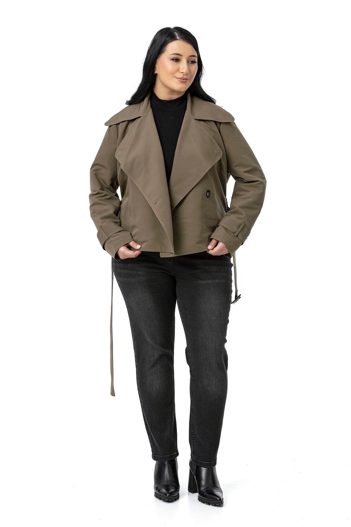 Trenchcoat Disentis Modest Büyük Beden Mono Yaka Kemerli Astarlı Kısa Haki TrençkotDISENTIS MODESTBüyük Beden Mono Yaka Kemerli Astarlı Kısa Haki Trençkot