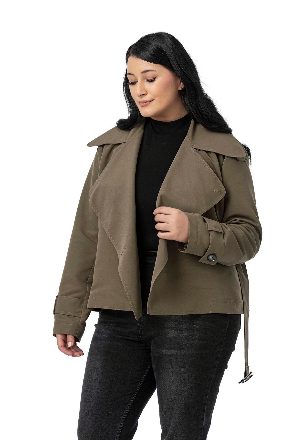 Trenchcoat Disentis Modest Büyük Beden Mono Yaka Kemerli Astarlı Kısa Haki TrençkotDISENTIS MODESTBüyük Beden Mono Yaka Kemerli Astarlı Kısa Haki Trençkot