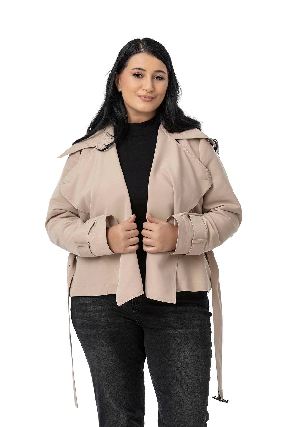 Trenchcoat Disentis Modest Büyük Beden Mono Yaka Kemerli Astarlı Kısa Bej Rengi TrençkotDISENTIS MODESTBüyük Beden Mono Yaka Kemerli Astarlı Kısa Bej Rengi Trençkot