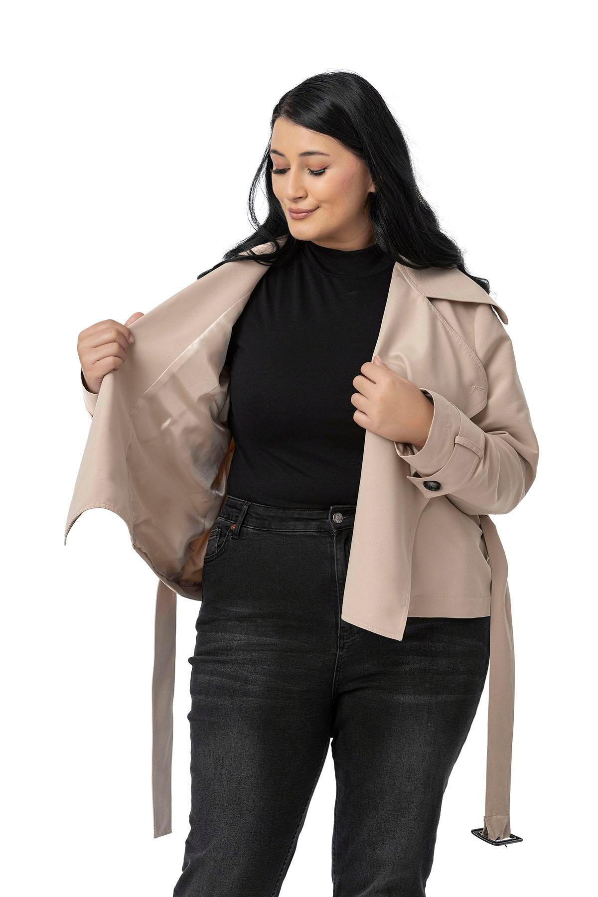 Trenchcoat Disentis Modest Büyük Beden Mono Yaka Kemerli Astarlı Kısa Bej Rengi TrençkotDISENTIS MODESTBüyük Beden Mono Yaka Kemerli Astarlı Kısa Bej Rengi Trençkot