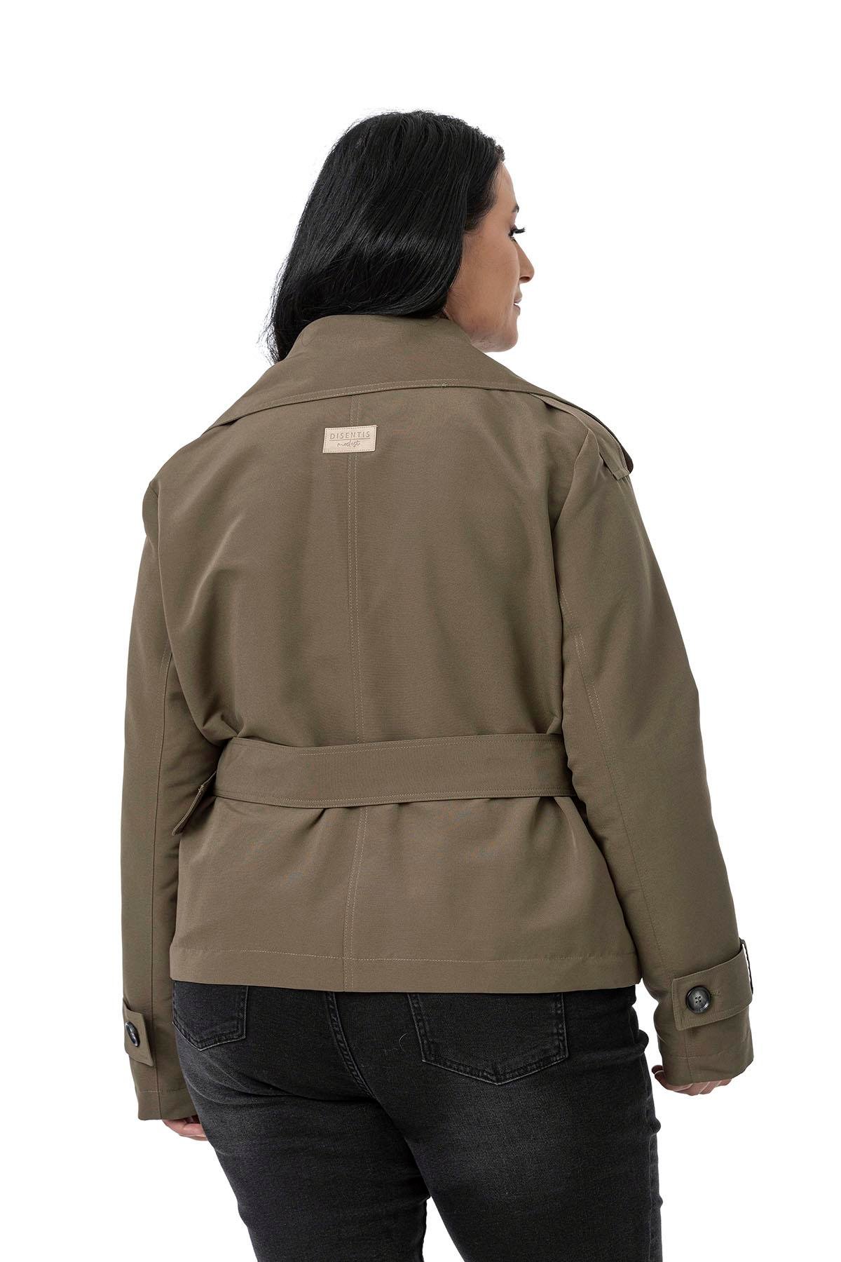 Trenchcoat Disentis Modest Büyük Beden Mono Yaka Kemerli Astarlı Kısa Haki TrençkotDISENTIS MODESTBüyük Beden Mono Yaka Kemerli Astarlı Kısa Haki Trençkot
