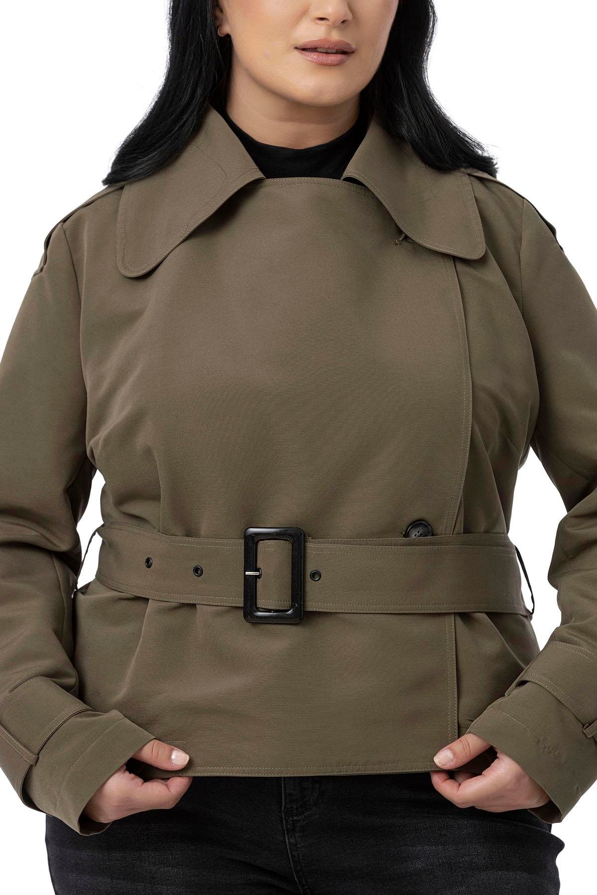 Trenchcoat Disentis Modest Büyük Beden Mono Yaka Kemerli Astarlı Kısa Haki TrençkotDISENTIS MODESTBüyük Beden Mono Yaka Kemerli Astarlı Kısa Haki Trençkot