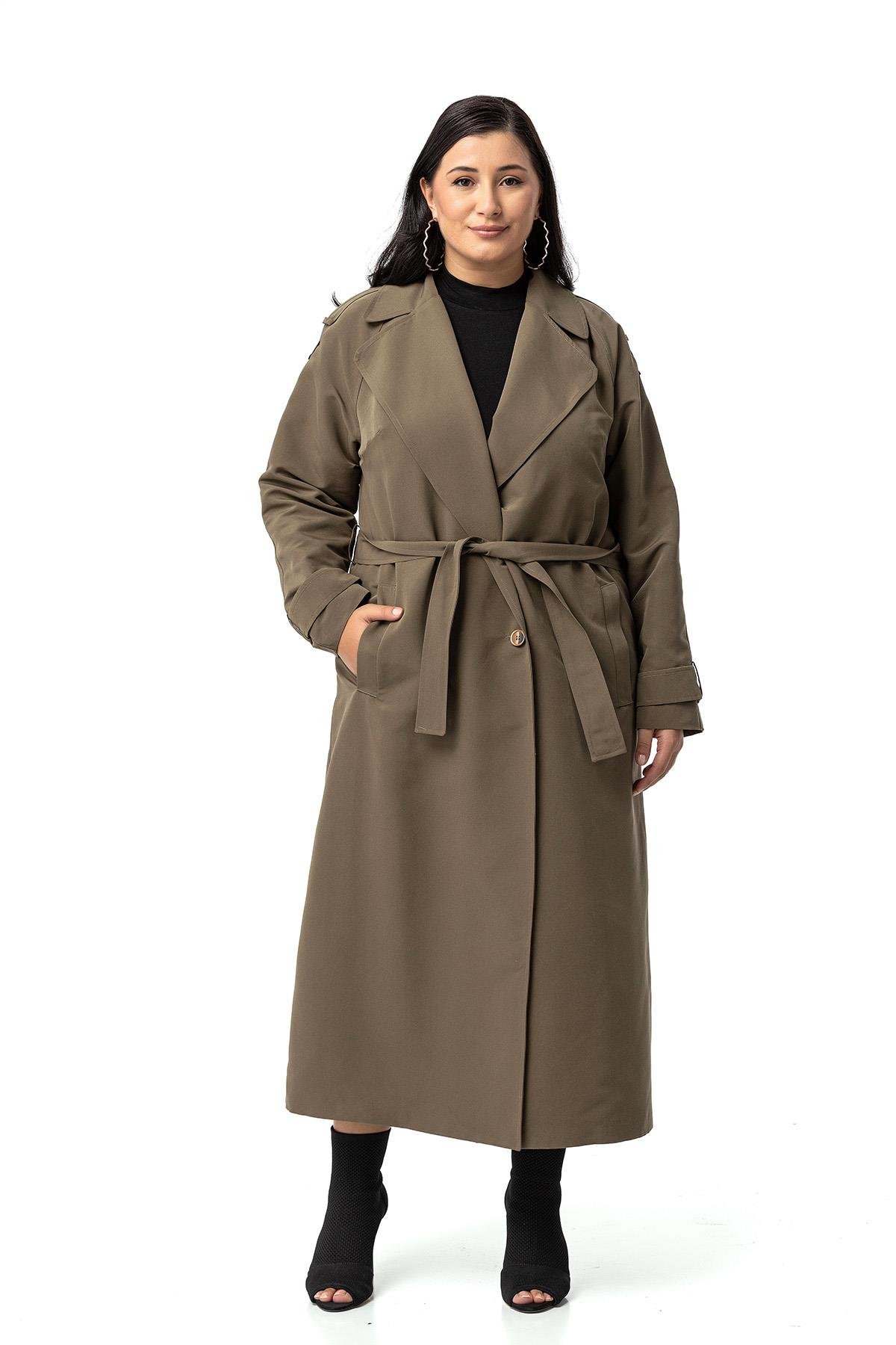 TrençkotDisentis Modest Büyük Beden Mono Yaka Kruvaze Kapamalı Yırtmaçlı Astarlı Uzun Haki TrençkotDISENTIS MODESTBüyük Beden Mono Yaka Kruvaze Kapamalı Yırtmaçlı Astarlı Uzun Haki Trençkot