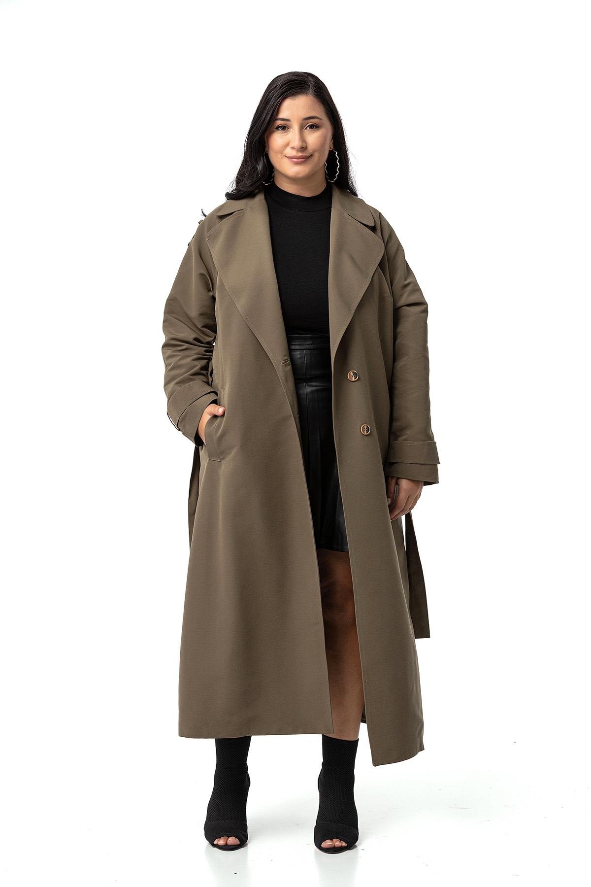 TrençkotDisentis Modest Büyük Beden Mono Yaka Kruvaze Kapamalı Yırtmaçlı Astarlı Uzun Haki TrençkotDISENTIS MODESTBüyük Beden Mono Yaka Kruvaze Kapamalı Yırtmaçlı Astarlı Uzun Haki Trençkot