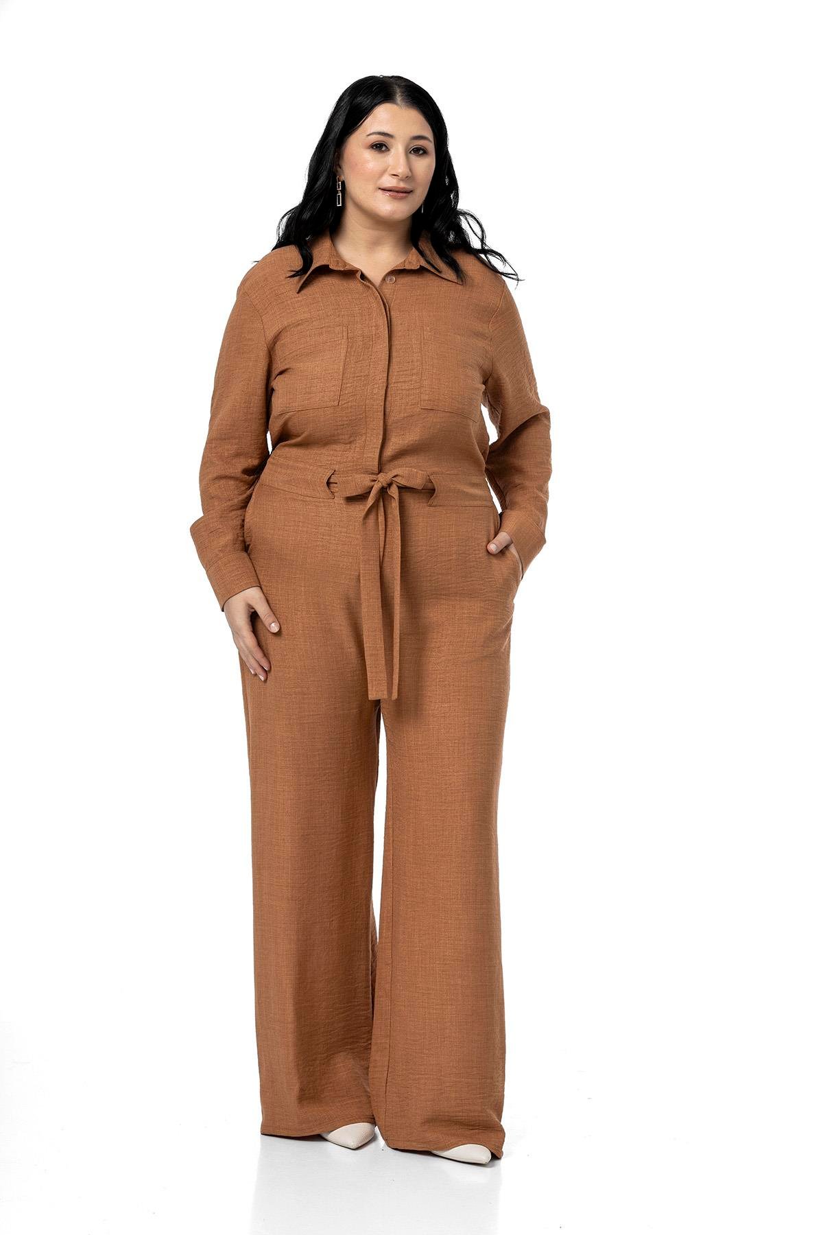 TULUMDisentis Modest Büyük Beden Beli Tünelli ve Arkadan Lastikli Geniş Paça Tarçın TulumDISENTIS MODESTBüyük Beden Beli Tünelli ve Arkadan Lastikli Geniş Paça Tarçın Tulum