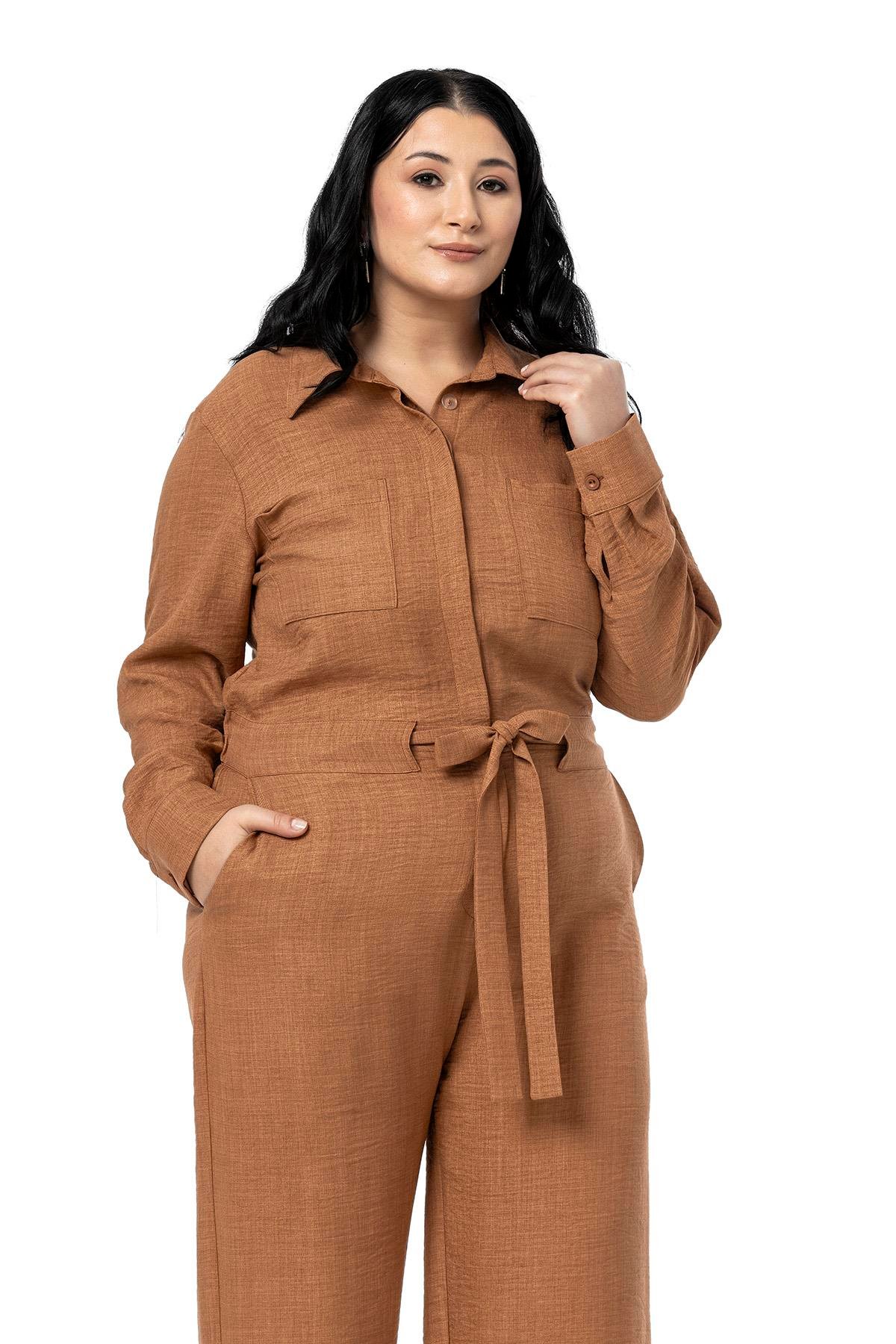 TULUMDisentis Modest Büyük Beden Beli Tünelli ve Arkadan Lastikli Geniş Paça Tarçın TulumDISENTIS MODESTBüyük Beden Beli Tünelli ve Arkadan Lastikli Geniş Paça Tarçın Tulum